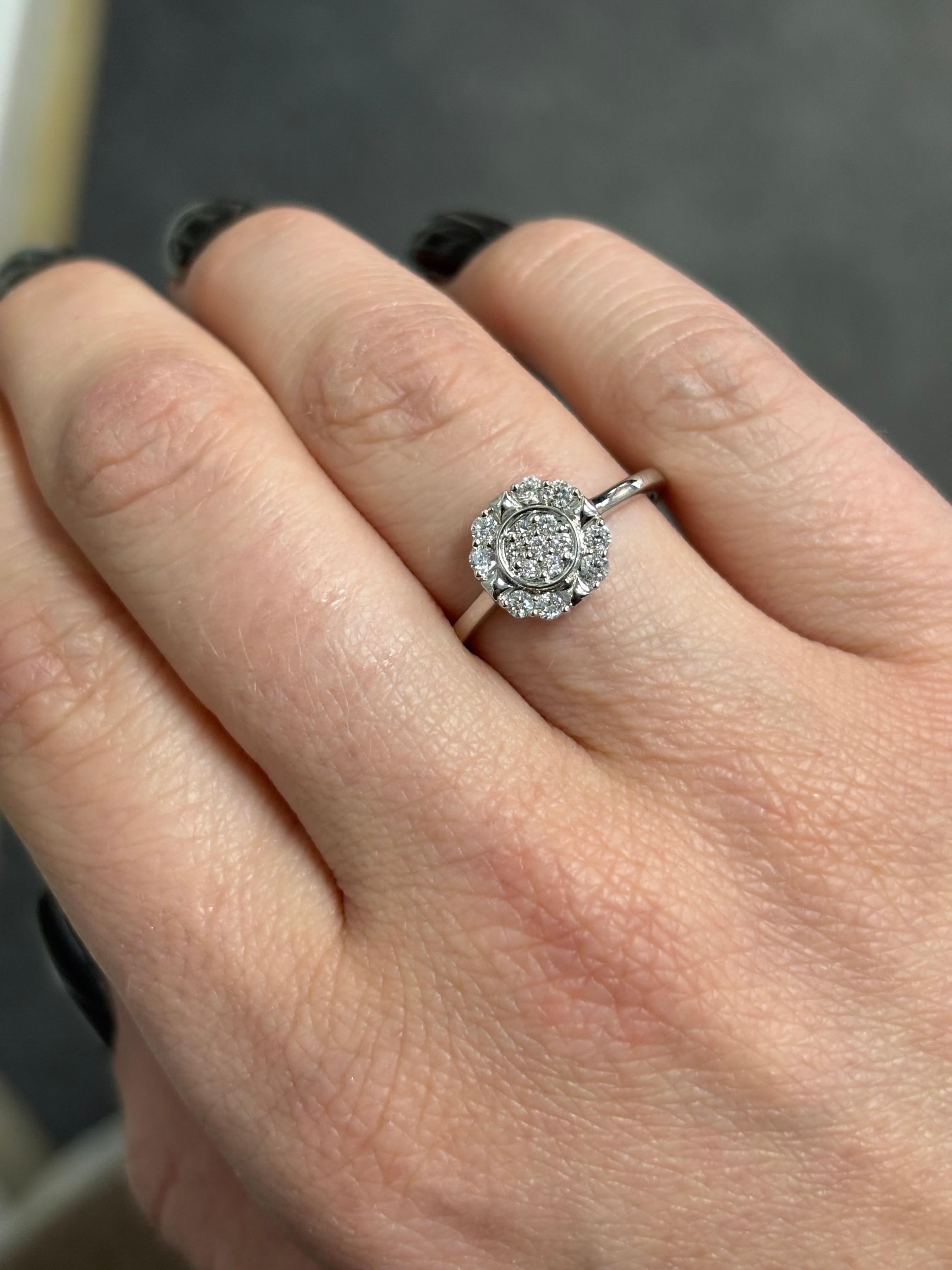 Bague de fiançailles fleur en or blanc 18 carats avec diamant naturel de 0,25 carat en vente 2