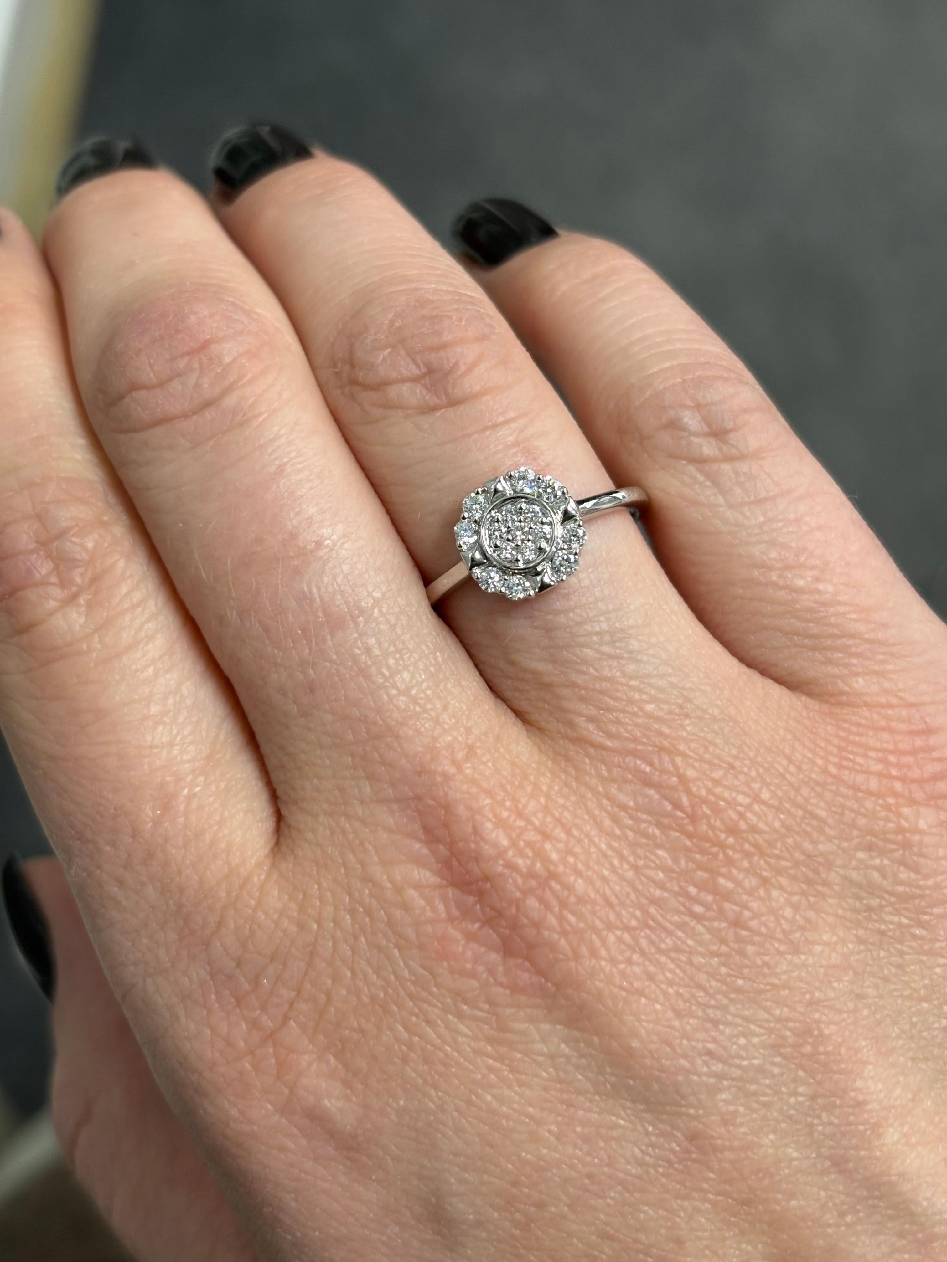 Bague de fiançailles fleur en or blanc 18 carats avec diamant naturel de 0,25 carat en vente 3