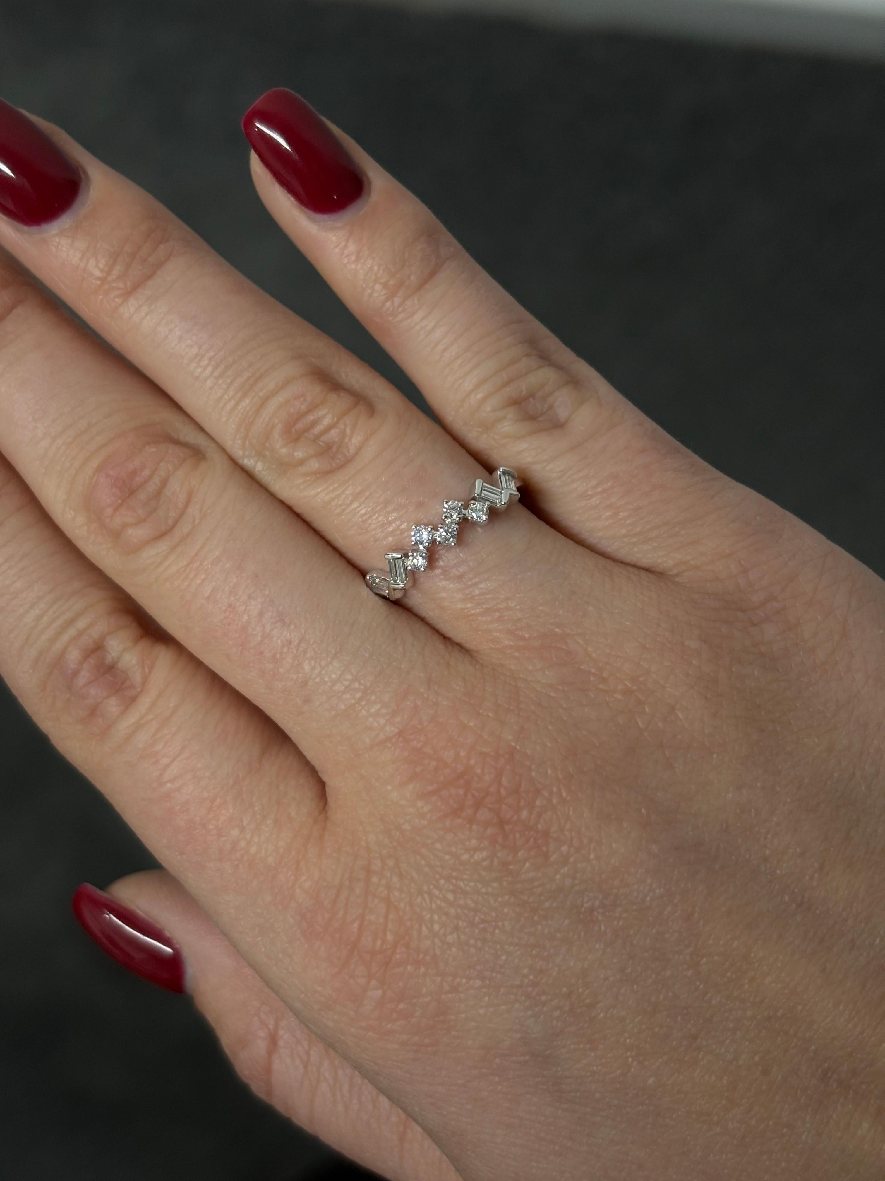 Natürlicher Diamant 0,25 Karat 18KT Weißgold Moderner Jahrestag-Ehering mit natürlichem Diamant im Angebot 8