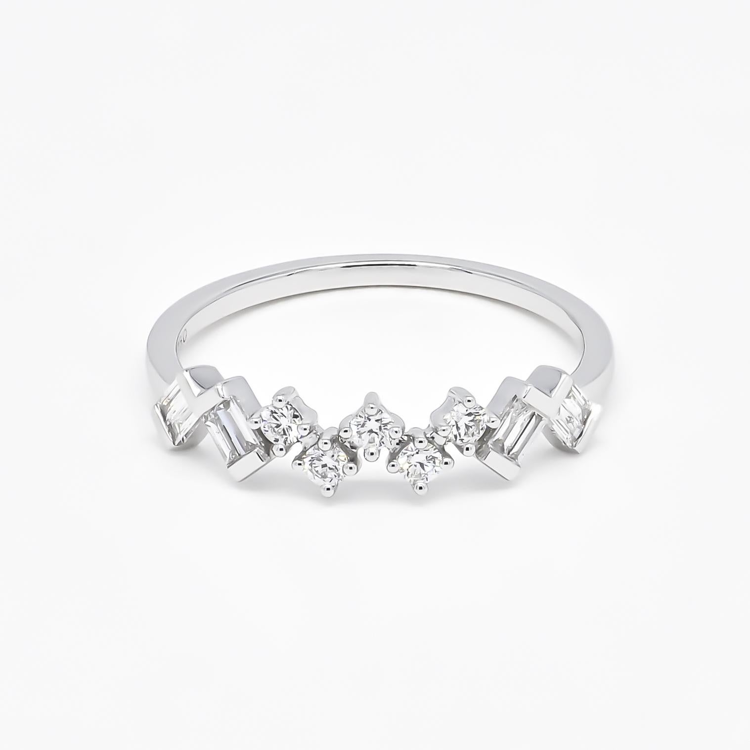 Ein Ring aus 18 Karat Weißgold mit einem Baguette und einem runden Diamanten in Designerfassung ist das perfekte Geschenk für eine Tochter, die es liebt, ihrer Alltags- oder Partykleidung einen Hauch von Glamour zu verleihen. Dieser atemberaubende