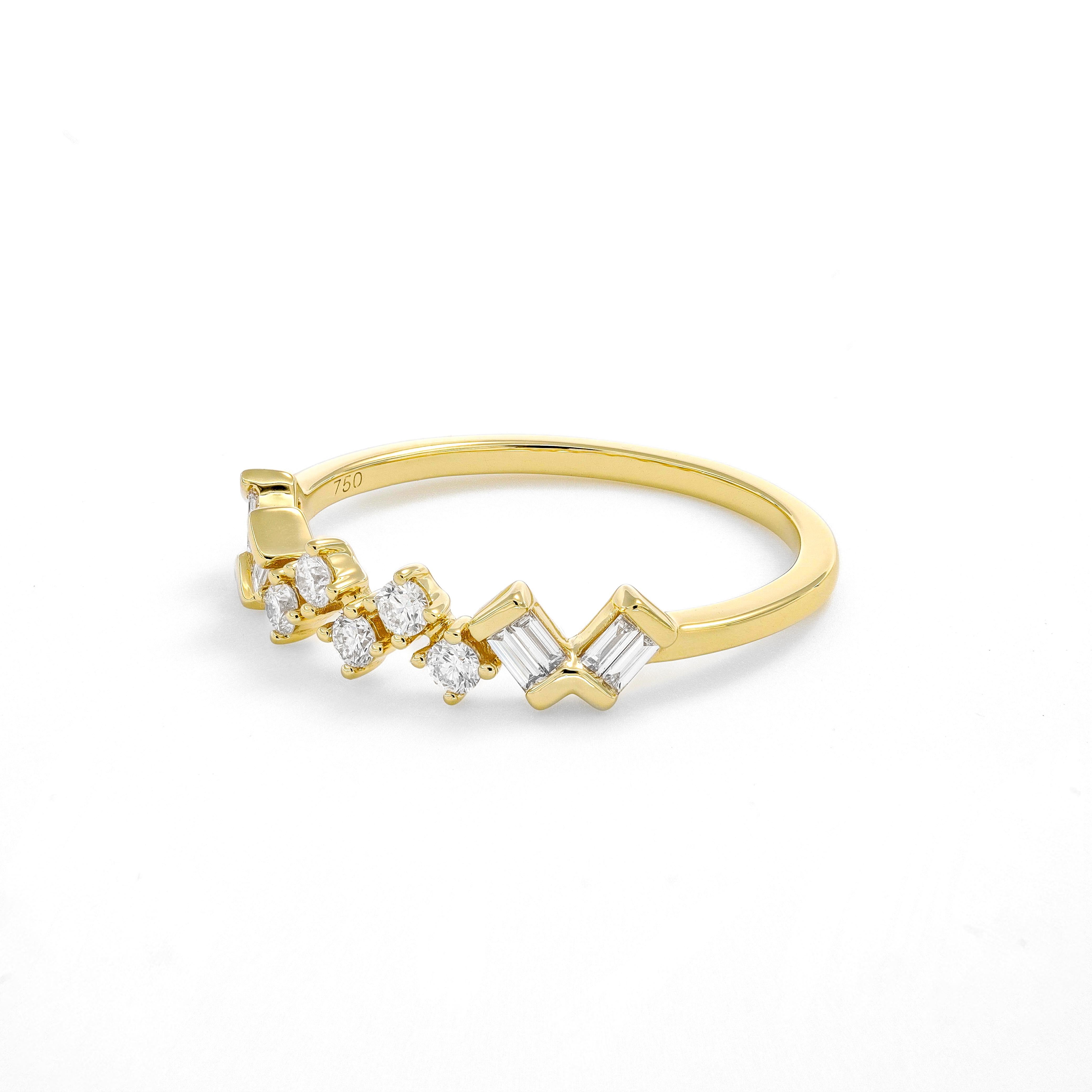 Une bague en or jaune 18KT sertie d'un diamant baguette et d'un diamant rond est un cadeau parfait pour une fille qui aime ajouter une touche de glamour à ses tenues de tous les jours ou de soirée. Cette magnifique bague présente une combinaison de