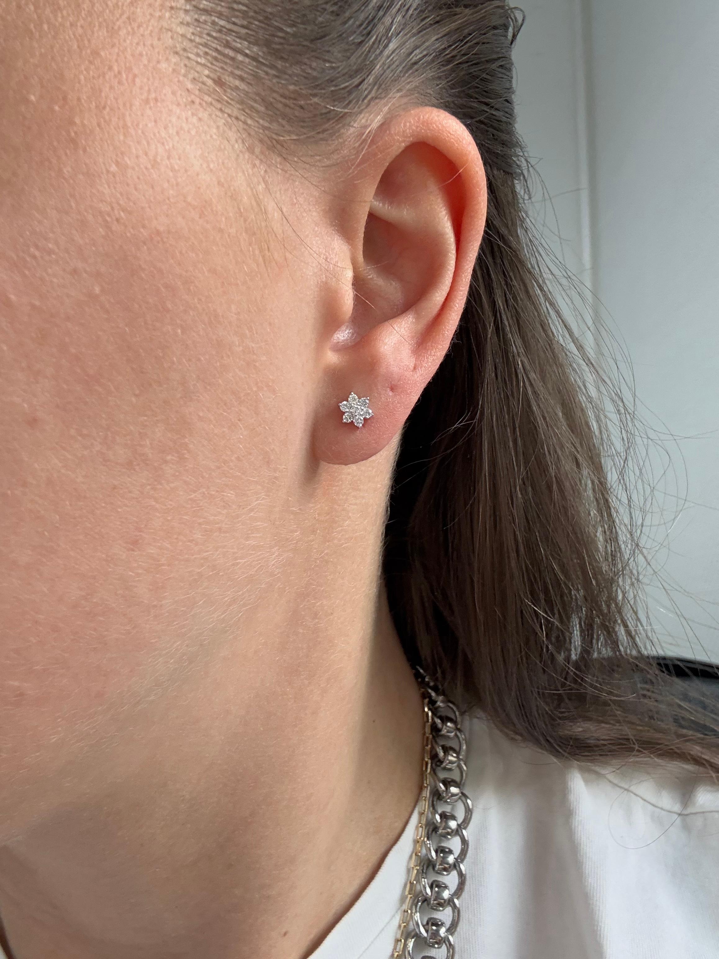 Orecchini a grappolo con diamanti naturali da 0,25 carati in oro giallo 18KT in vendita 11
