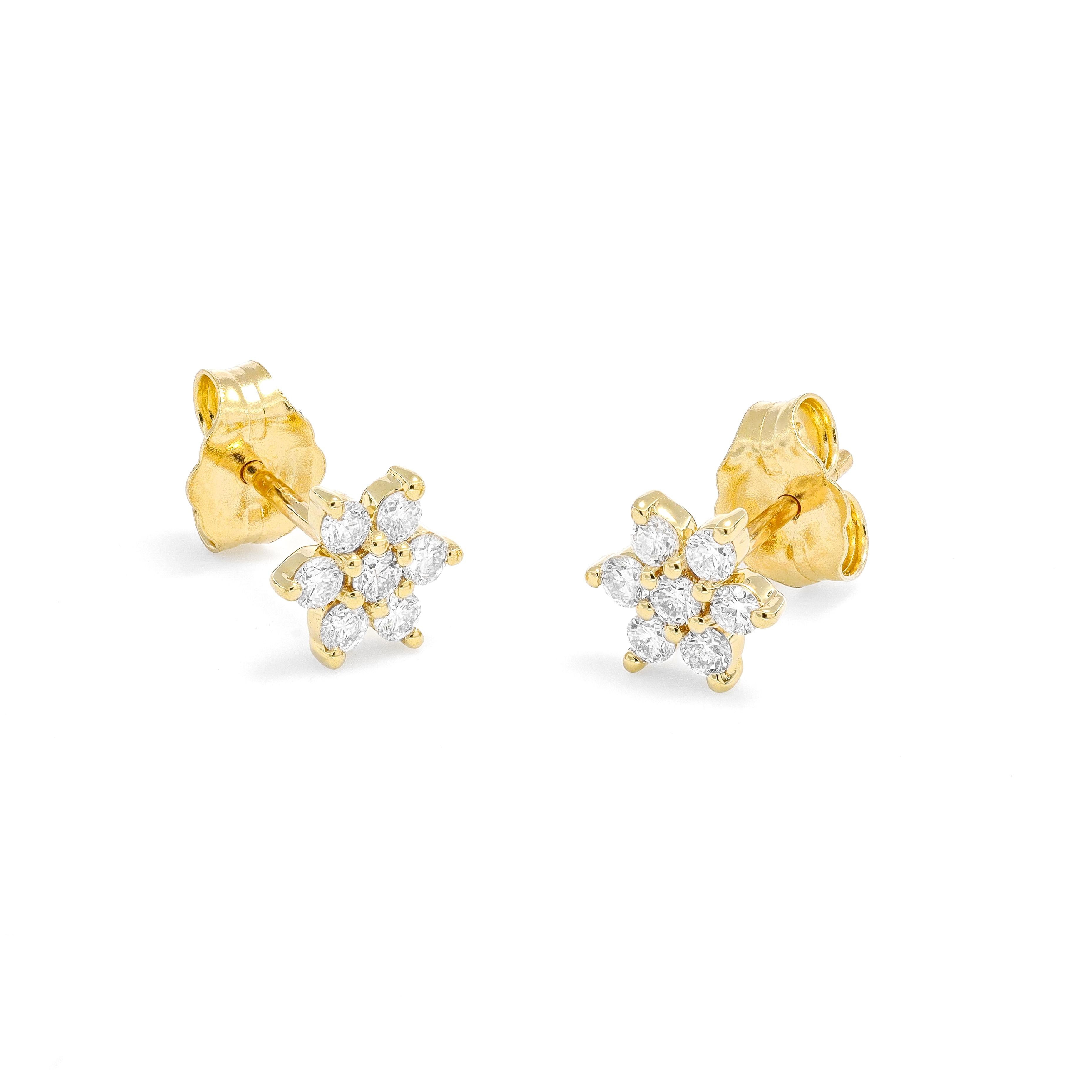 Lasciati conquistare dalla bellezza discreta dei nostri orecchini a grappolo in oro bianco 18Kt, semplici e minimalisti, con diamanti naturali a forma di fiore: un regalo squisito per la tua amata figlia, per tua madre o anche per te stesso.