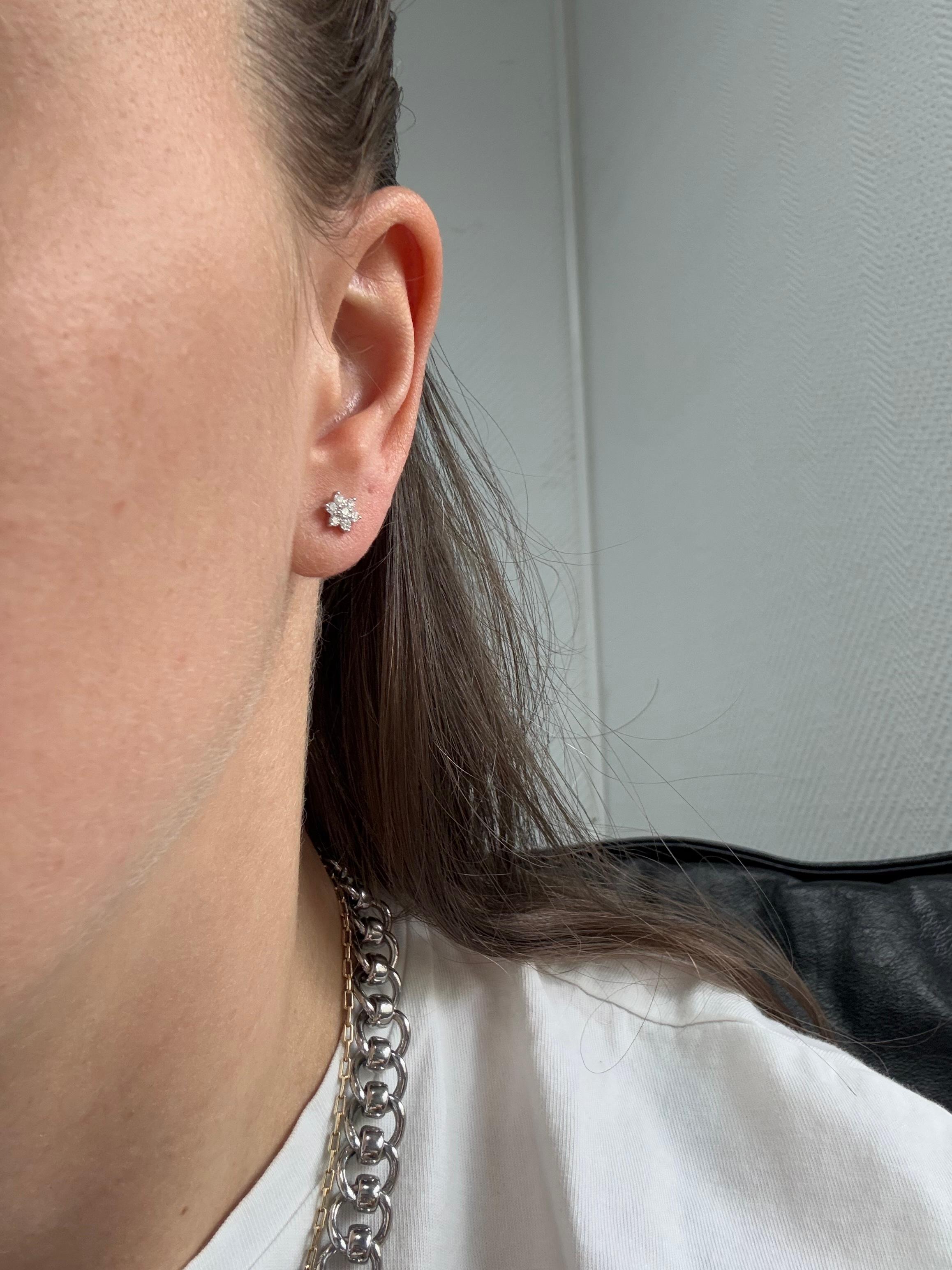 Orecchini a grappolo con diamanti naturali da 0,25 carati in oro giallo 18KT in vendita 3