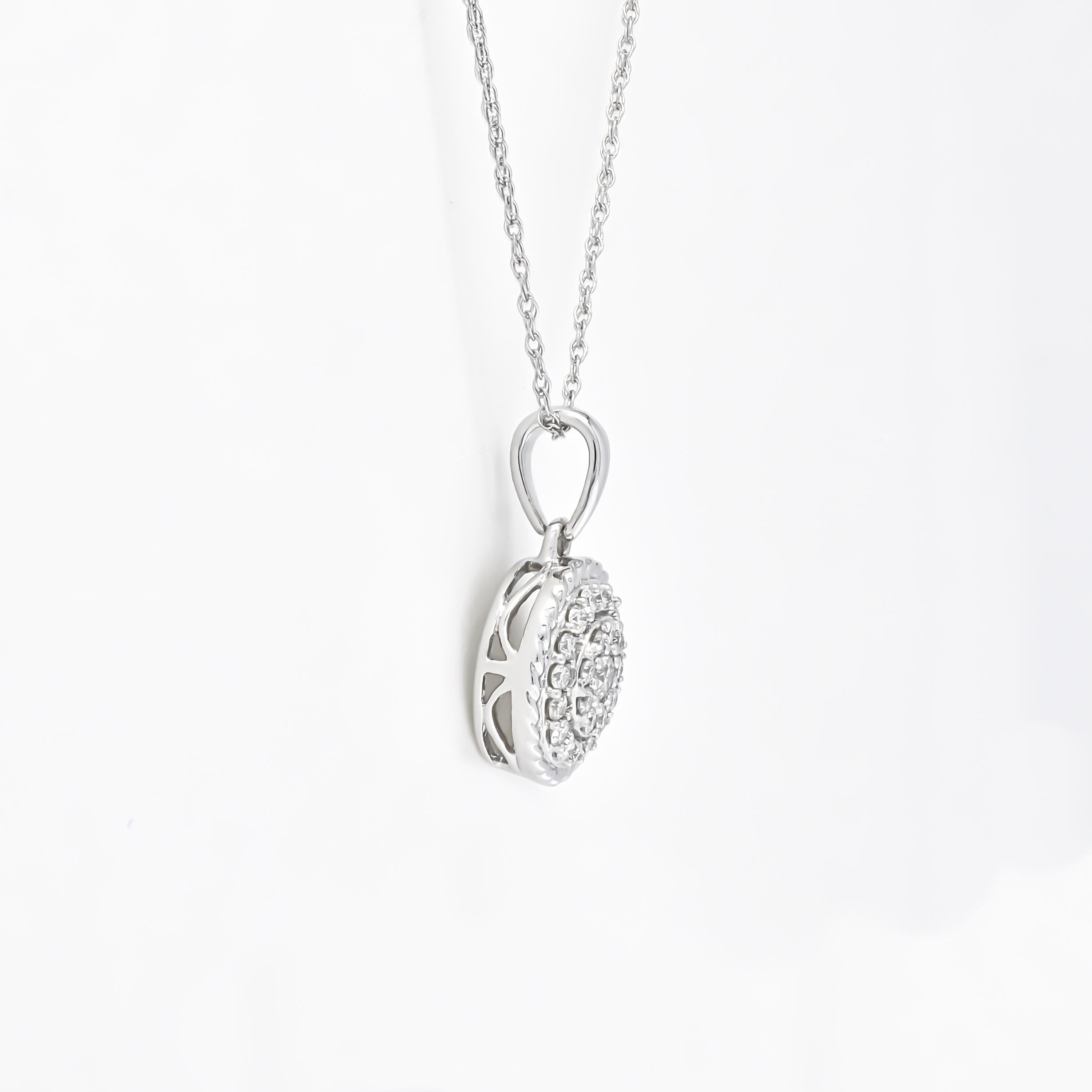 Emit an air of dazzling energy with this exquisite round diamond double halo pendant necklace, artfully framed by a beautifully detailed rope border. Crafted in luxurious 18KT gold, this pendant showcases an intricate arrangement of meticulously