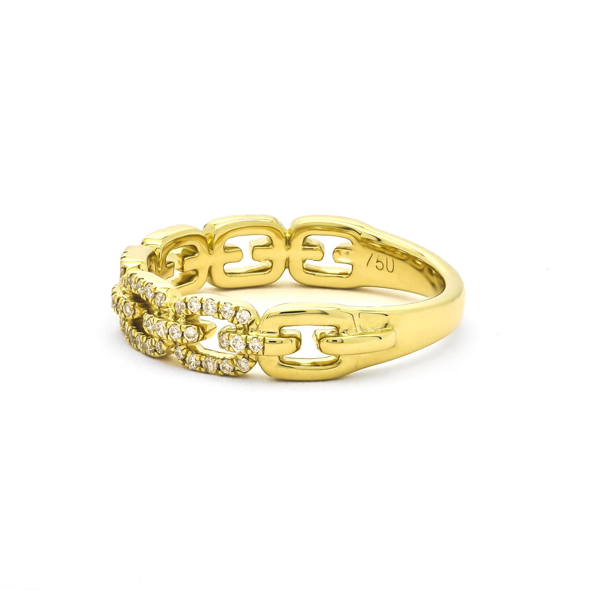 Tauchen Sie ein in die Welt der zeitgenössischen Eleganz mit dem Naturdiamanten 0,28 Karat 18 Karat Gelbgold Kettengliedring. Dieses bemerkenswerte Schmuckstück verbindet nahtlos zeitlosen Charme mit modernem Designgefühl. 

Dieser aus strahlendem