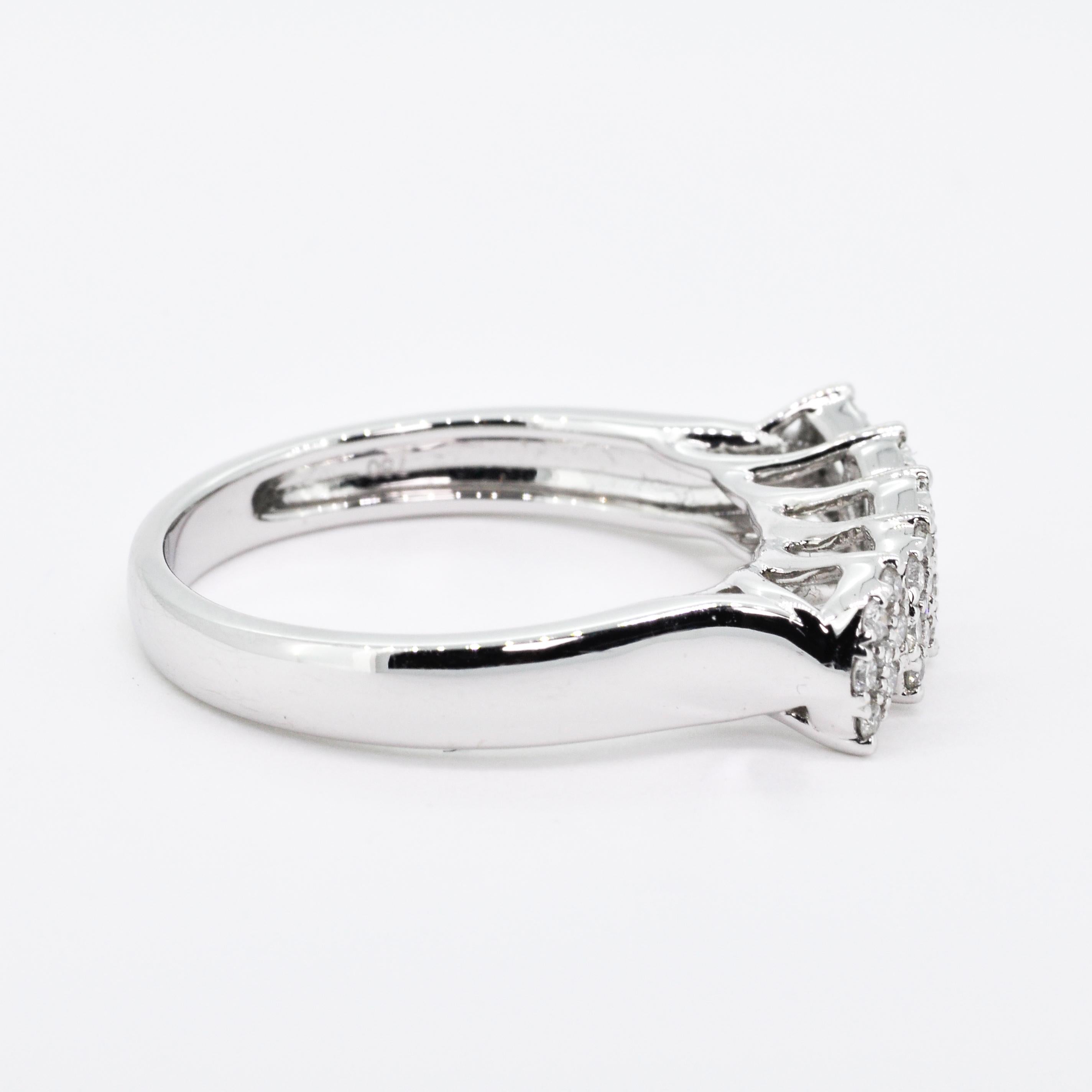 Natürlicher Diamant 0,28 Karat 18KT Weißgold Cluster-Ring in Marquise-Form mit Diamanten (Rundschliff) im Angebot