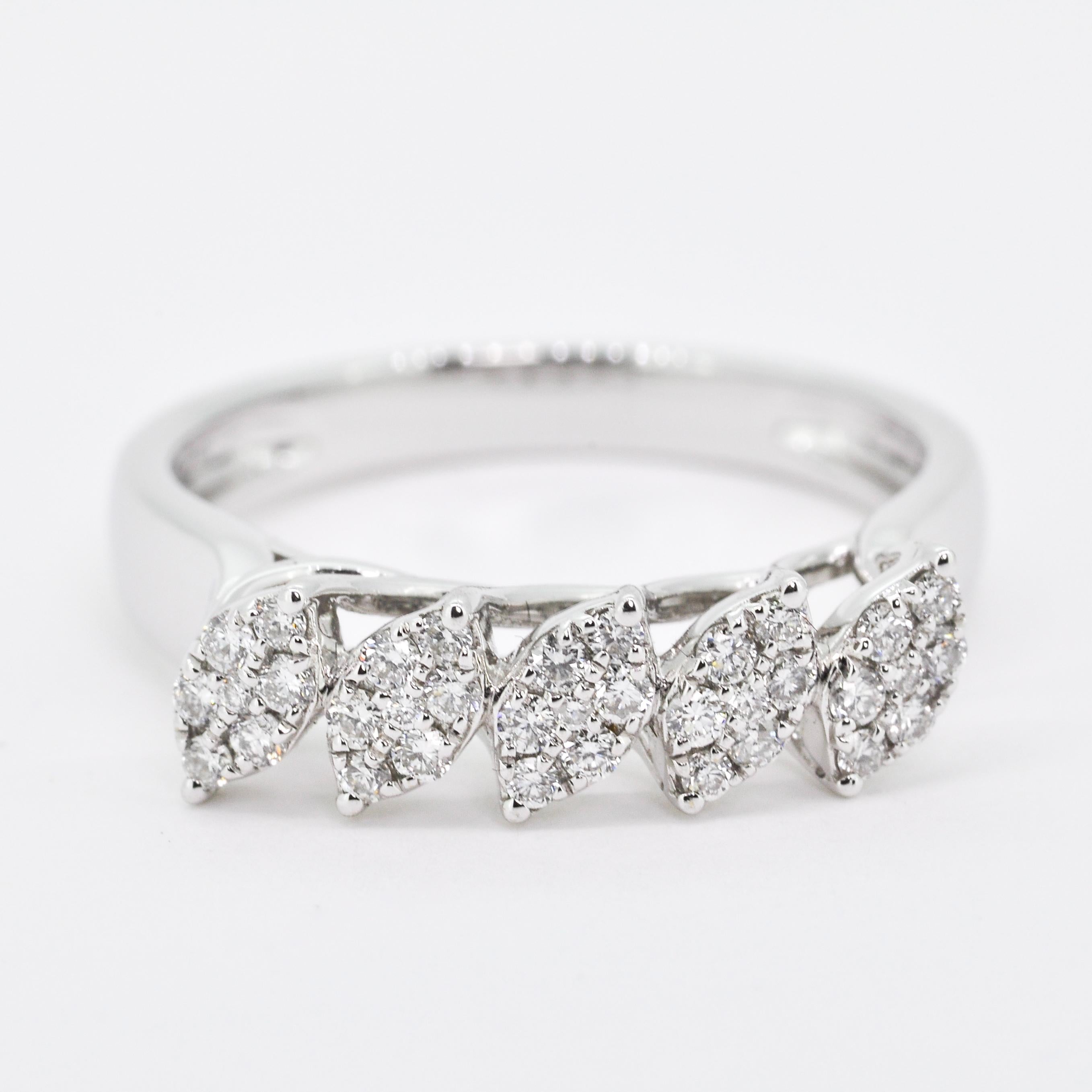 Natürlicher Diamant 0,28 Karat 18KT Weißgold Cluster-Ring in Marquise-Form mit Diamanten für Damen oder Herren im Angebot