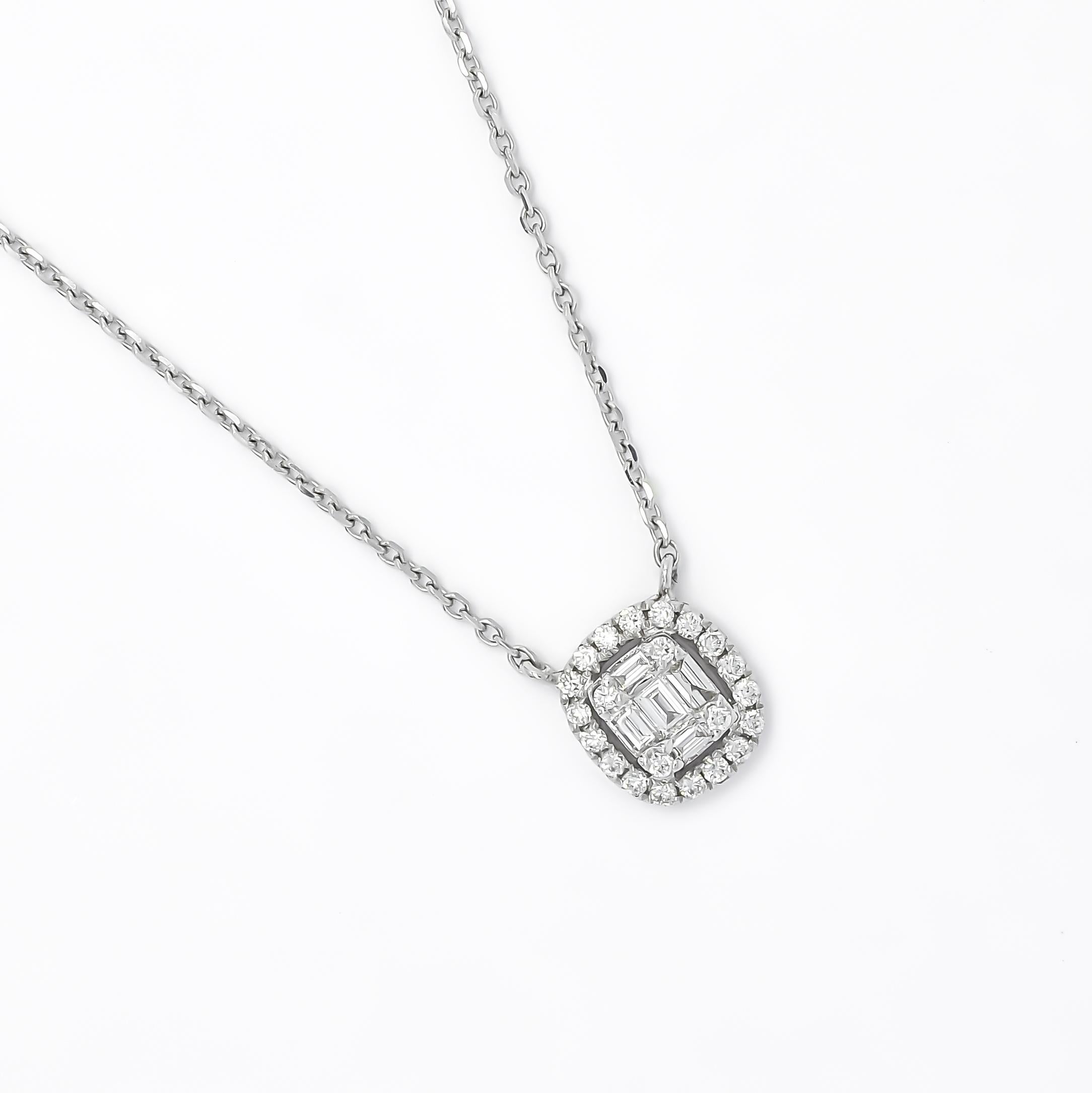 Dieser außergewöhnliche Anhänger strahlt raffinierte Eleganz aus und präsentiert einen meisterhaft gearbeiteten runden Diamant-Halo, der die zentralen Steine mit atemberaubender Brillanz zur Geltung bringt. Jeder Diamant von insgesamt 0,30 Karat