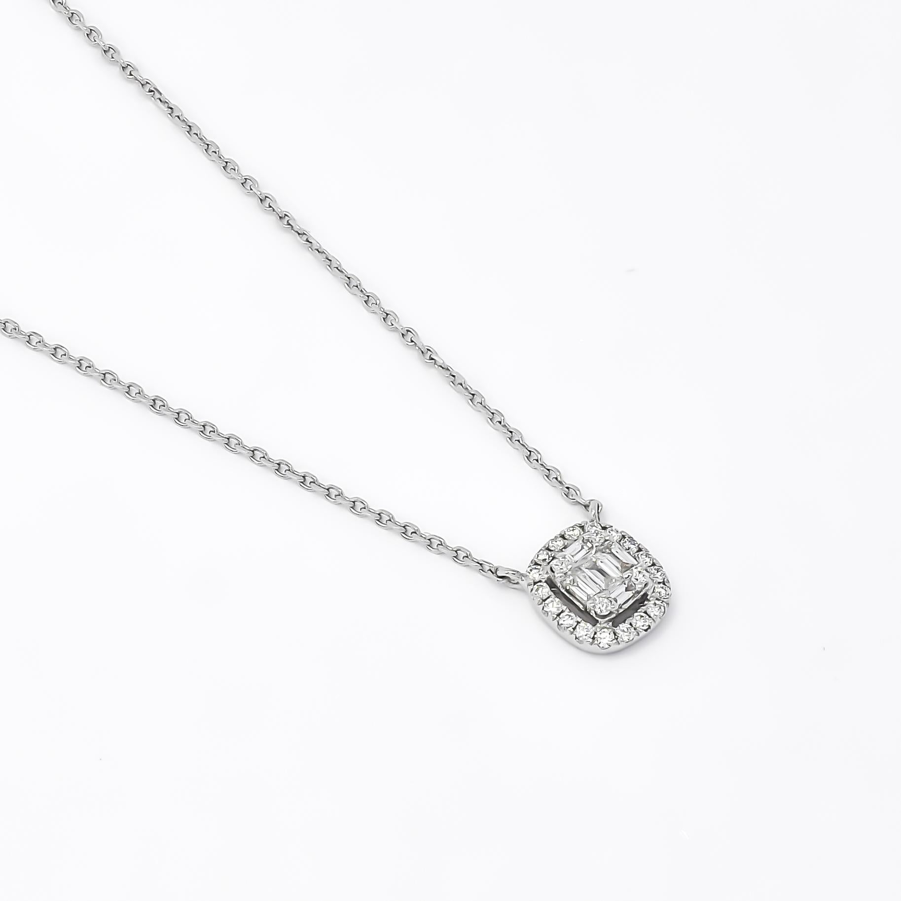 Natürlicher Diamant 0,30 Karat 18KT Weißgold Cluster Halo Kette Anhänger Halskette (Moderne) im Angebot