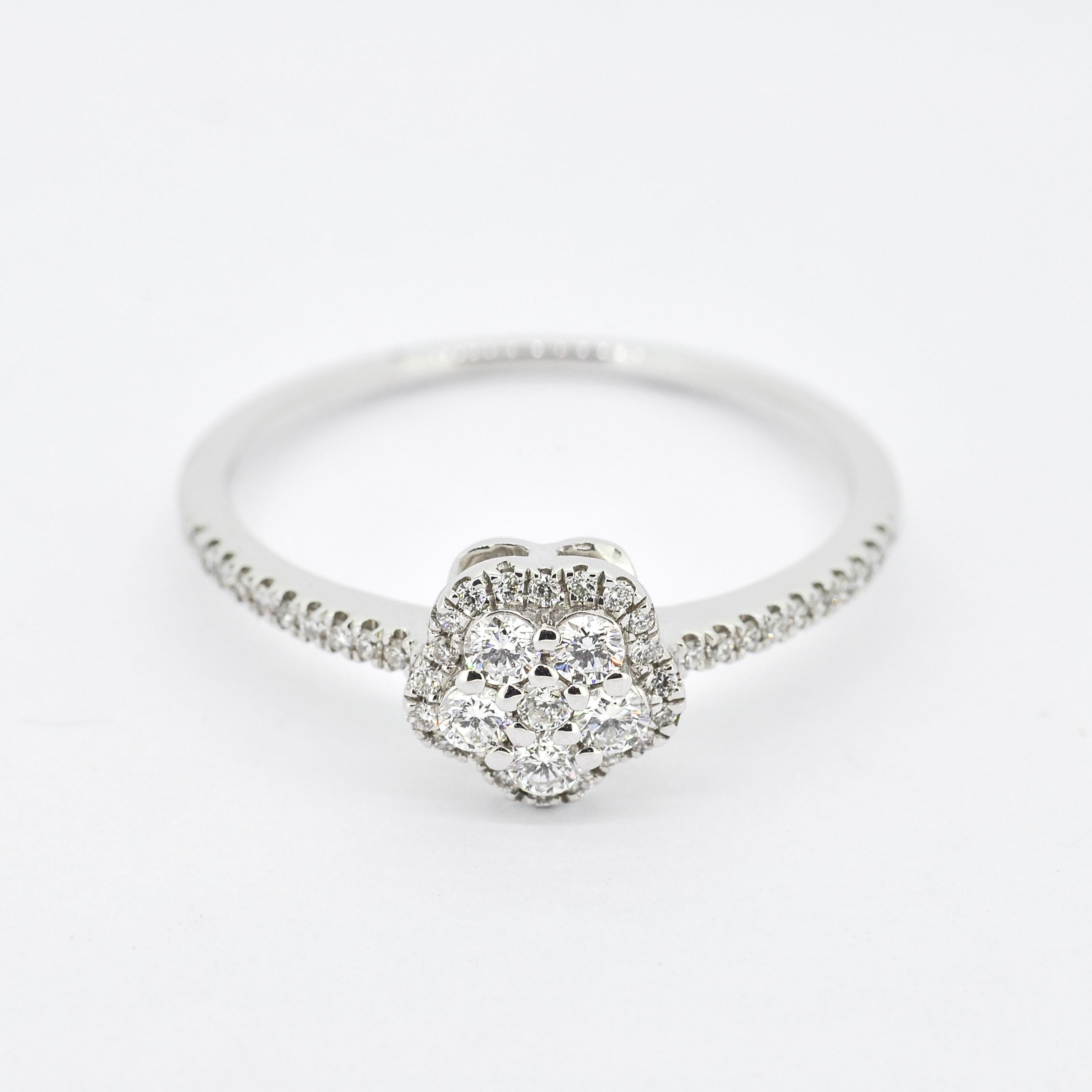 Women's or Men's Natural Diamond 0.30 carats 18KT White Gold Floral Cluster Engagement Ring For Sale