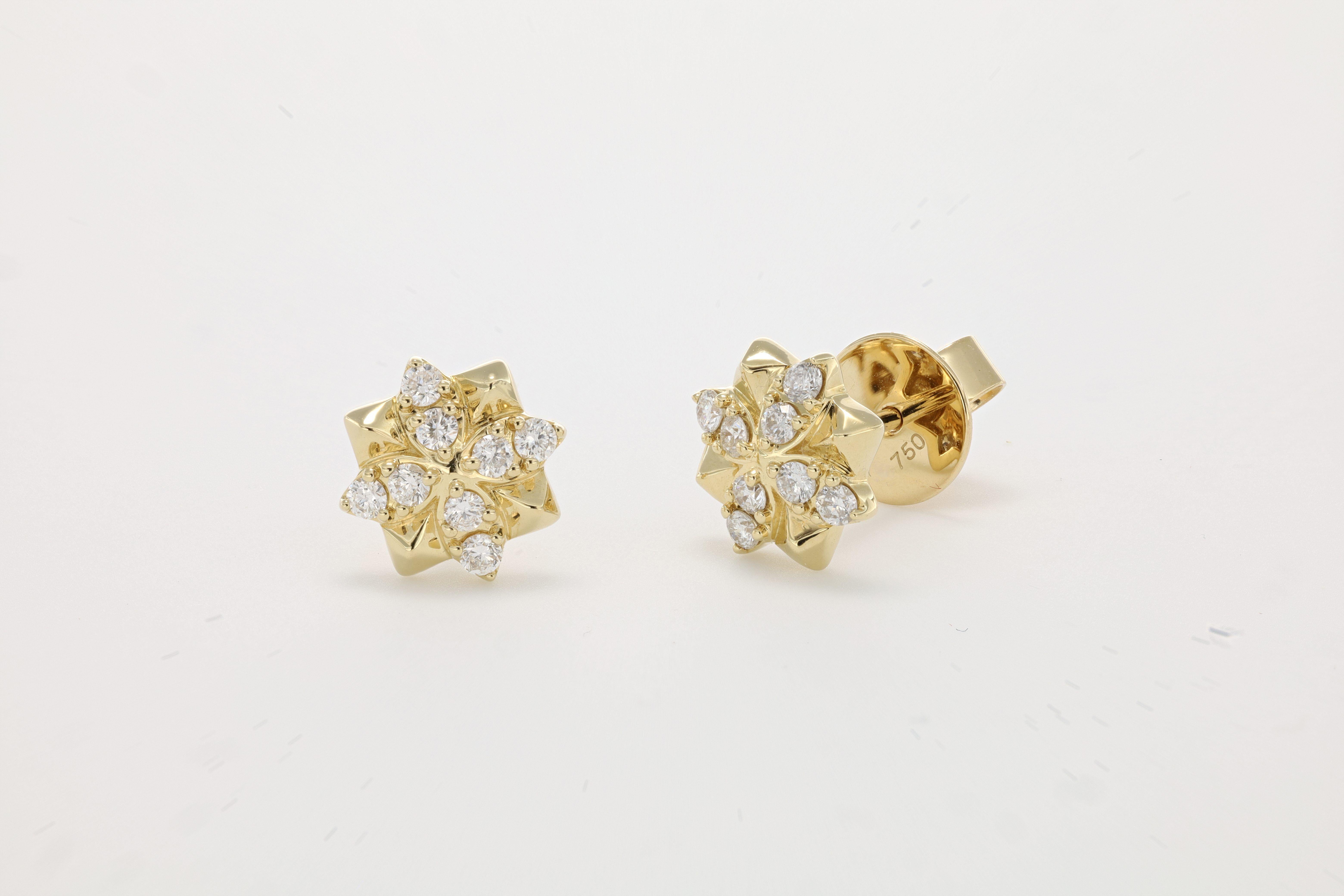 Ornez vos oreilles de l'élégance intemporelle de ces exquises **Boucles d'oreilles florales**, une harmonie parfaite entre la beauté de la nature et le luxe raffiné. Réalisés en **or jaune 18KT**, ces clous d'oreilles rayonnants présentent un