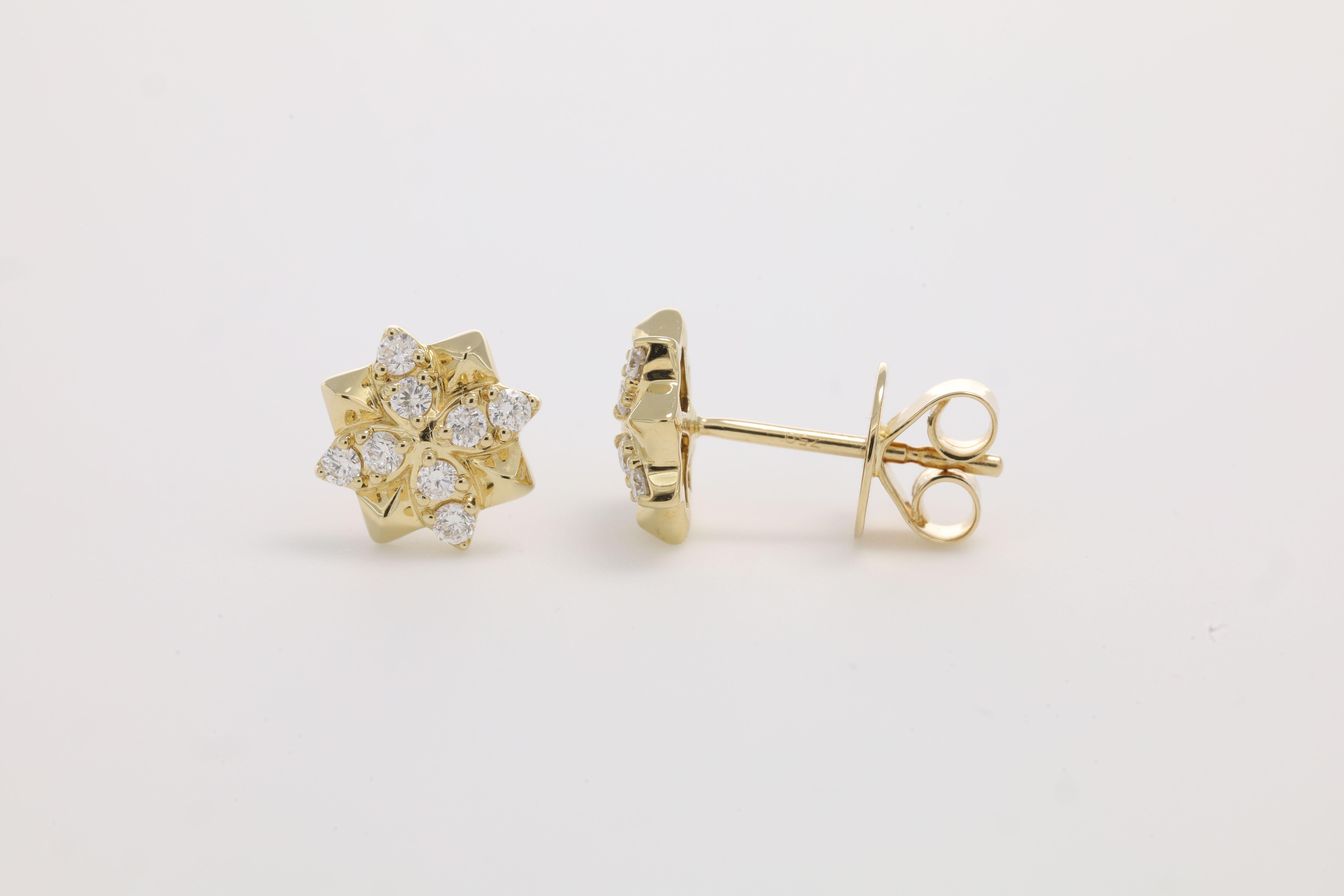 Taille ronde Clous d'oreilles à fleurs en or jaune 18 carats avec diamants naturels de 0,30 carat en vente