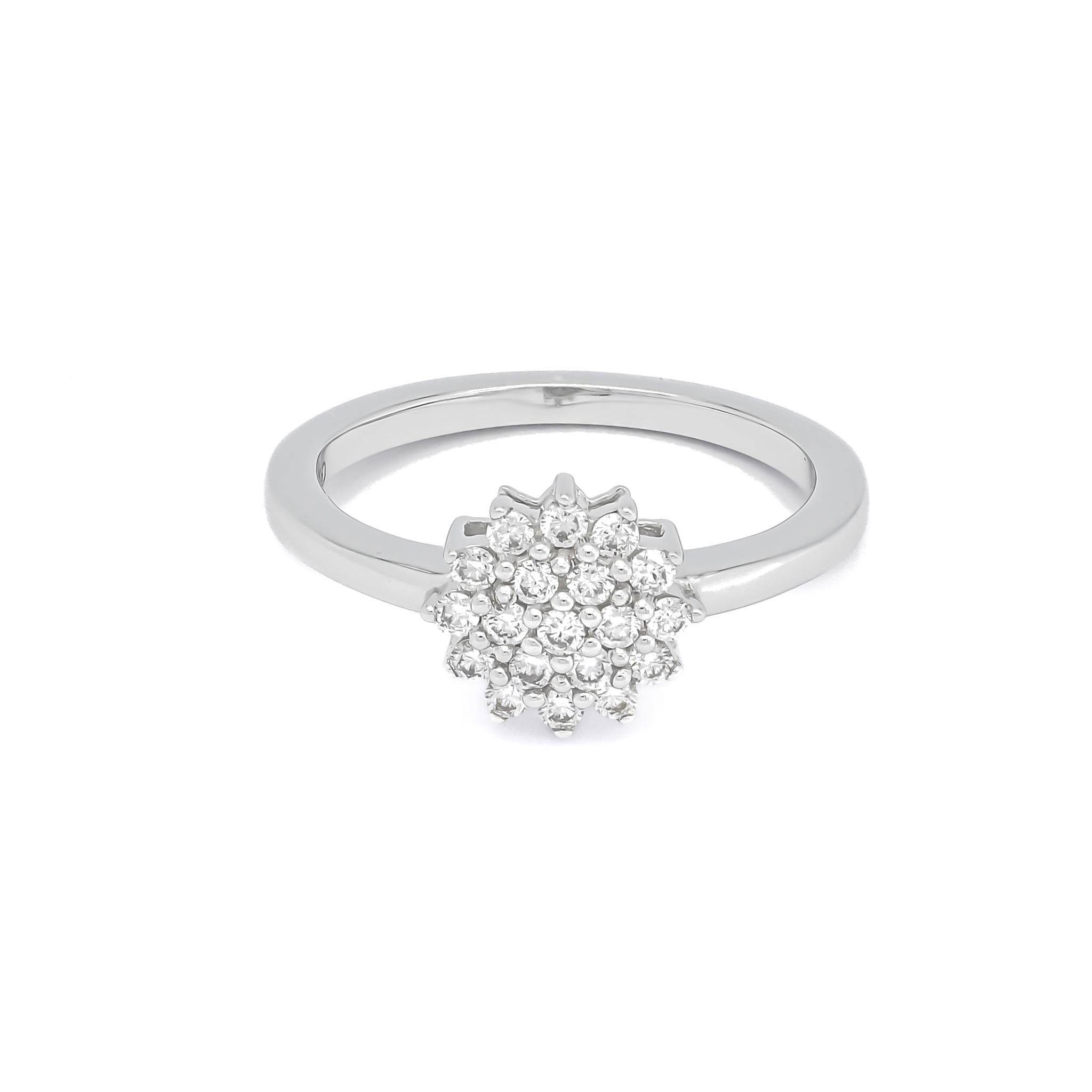 Der aus exquisitem 18-karätigem Weißgold gefertigte Cluster Star Ring ist ein strahlendes Meisterwerk, das Raffinesse und himmlischen Charme nahtlos miteinander verbindet. 

Der Ring hat ein sternförmiges Cluster-Design, das mit insgesamt 0.32 Karat