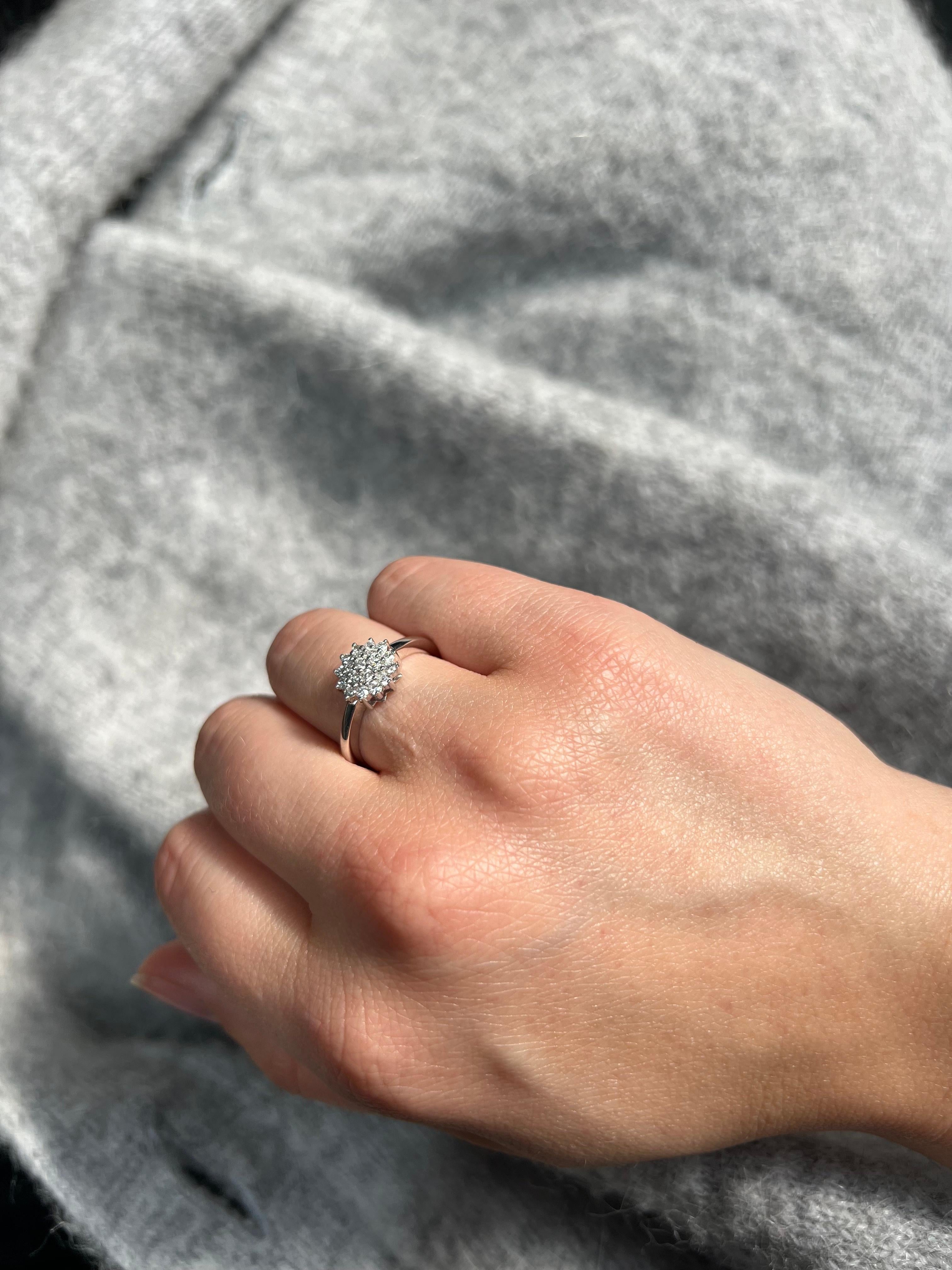 Verlobungsring mit natürlichem Diamant 0,32 Karat 18 Karat Weißgold Diamant-Cluster im Angebot 3