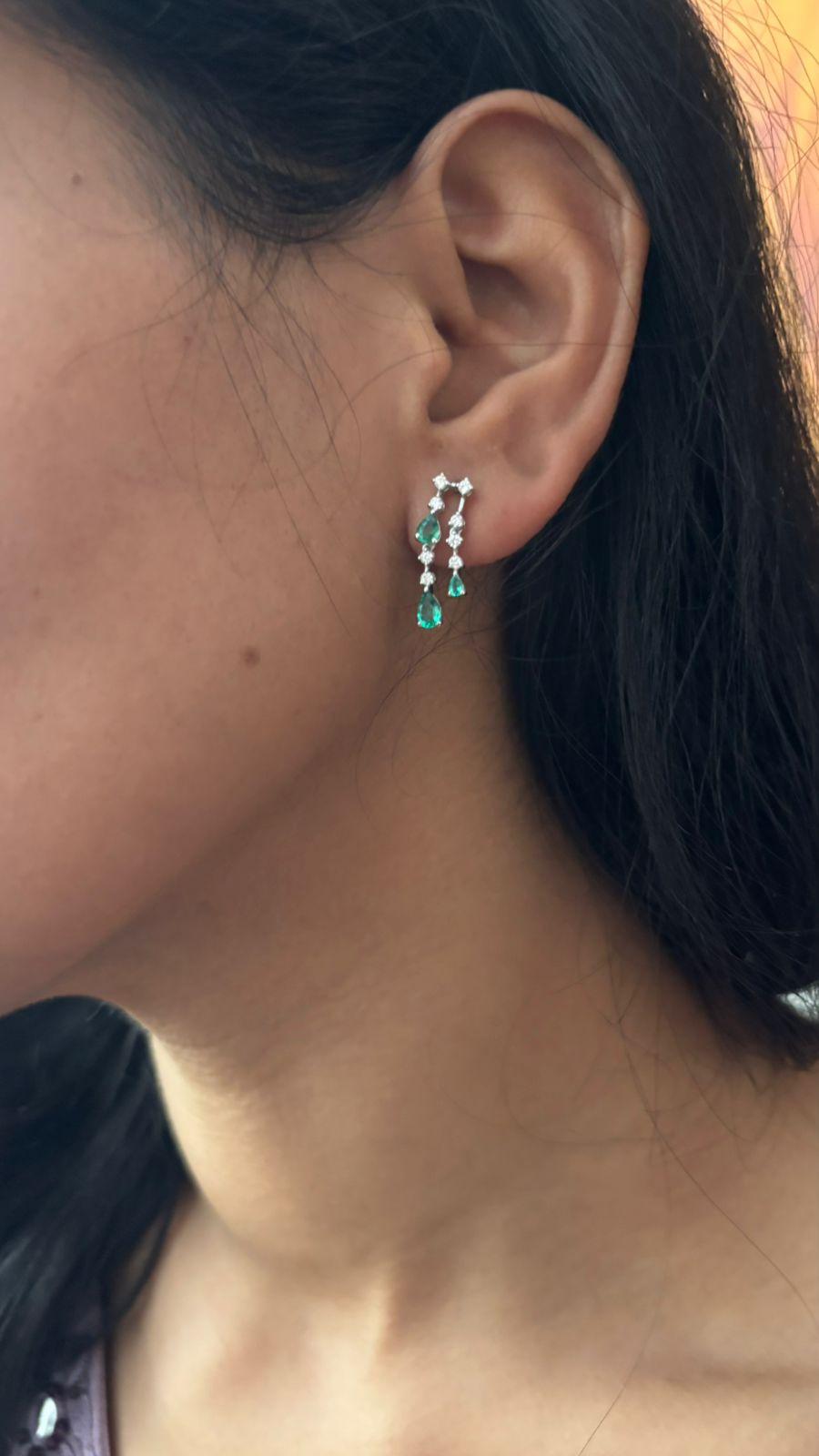 Boucle d'oreille en or 18k diamant naturel 0.30cts et émeraude 0.74cts en vente 1