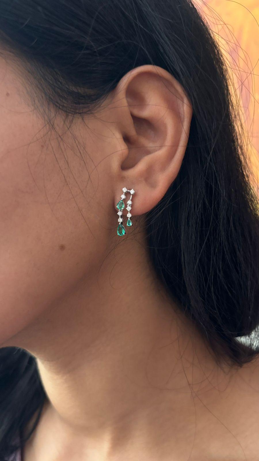 Boucle d'oreille en or 18k diamant naturel 0.30cts et émeraude 0.74cts en vente 2