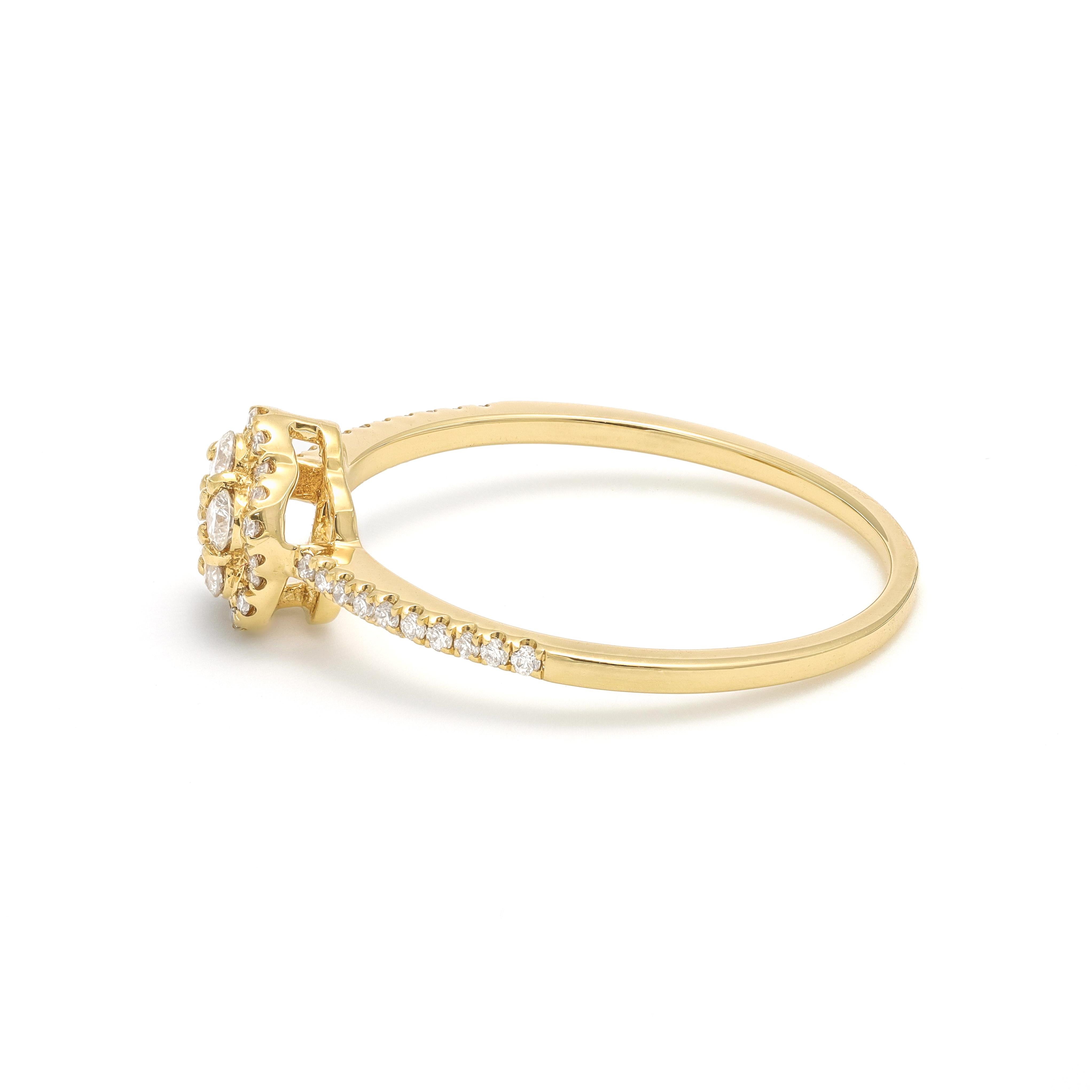 Moderno Anello di fidanzamento con cluster floreale in oro giallo 18KT con diamante naturale da 0,32 carati in vendita