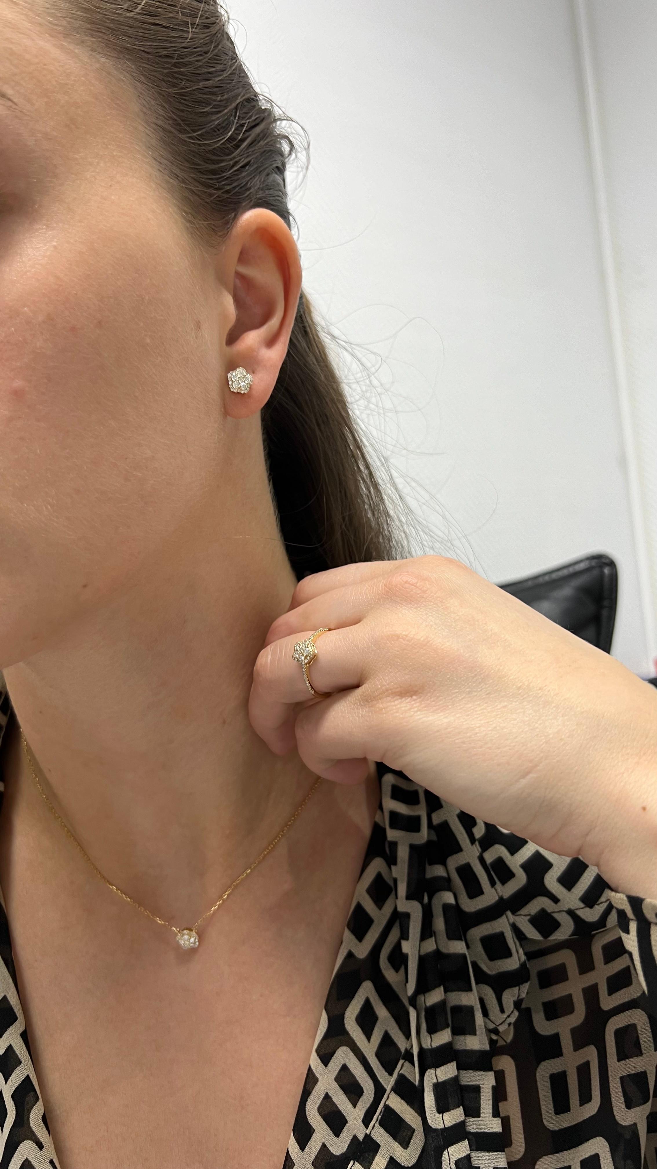 Anello di fidanzamento con cluster floreale in oro giallo 18KT con diamante naturale da 0,32 carati In condizioni Nuovo in vendita a Antwerpen, BE