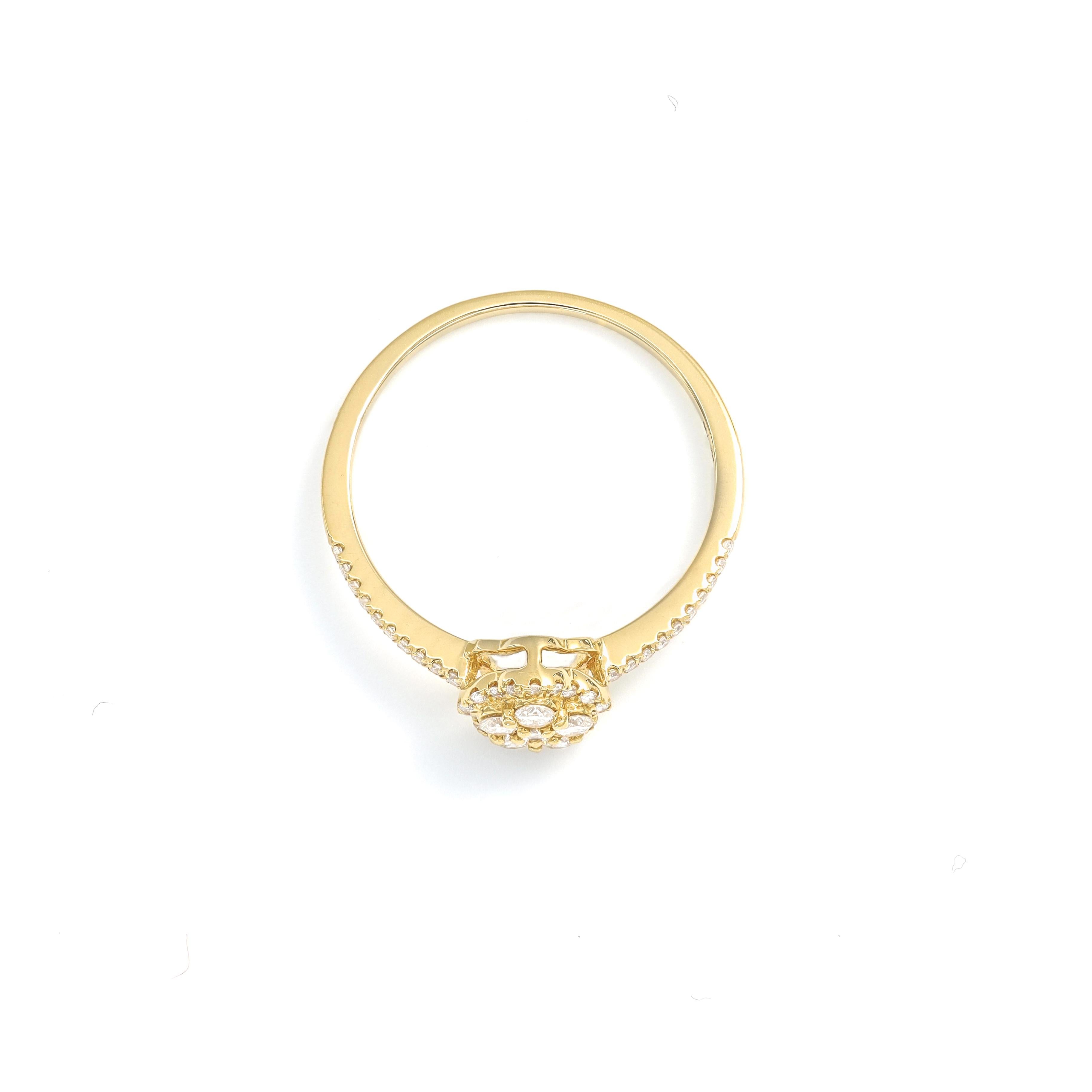 Taglio rotondo Anello di fidanzamento con cluster floreale in oro giallo 18KT con diamante naturale da 0,32 carati in vendita