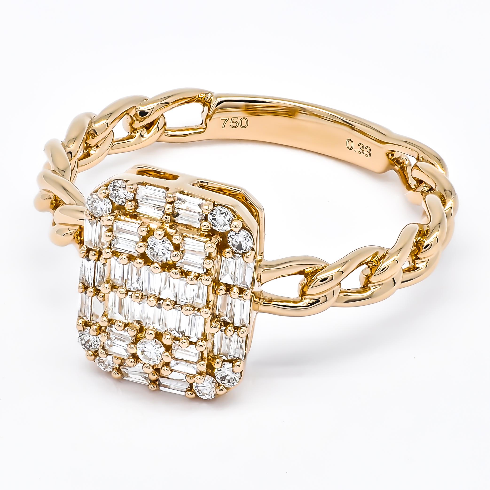 L'éblouissement et le drame se conjuguent dans cette superbe bague de fiançailles en forme de halo de diamants, réalisée avec expertise en luxueux or 18 carats. Cette bague exceptionnelle présente une grappe de diamants baguettes et ronds de 0,33