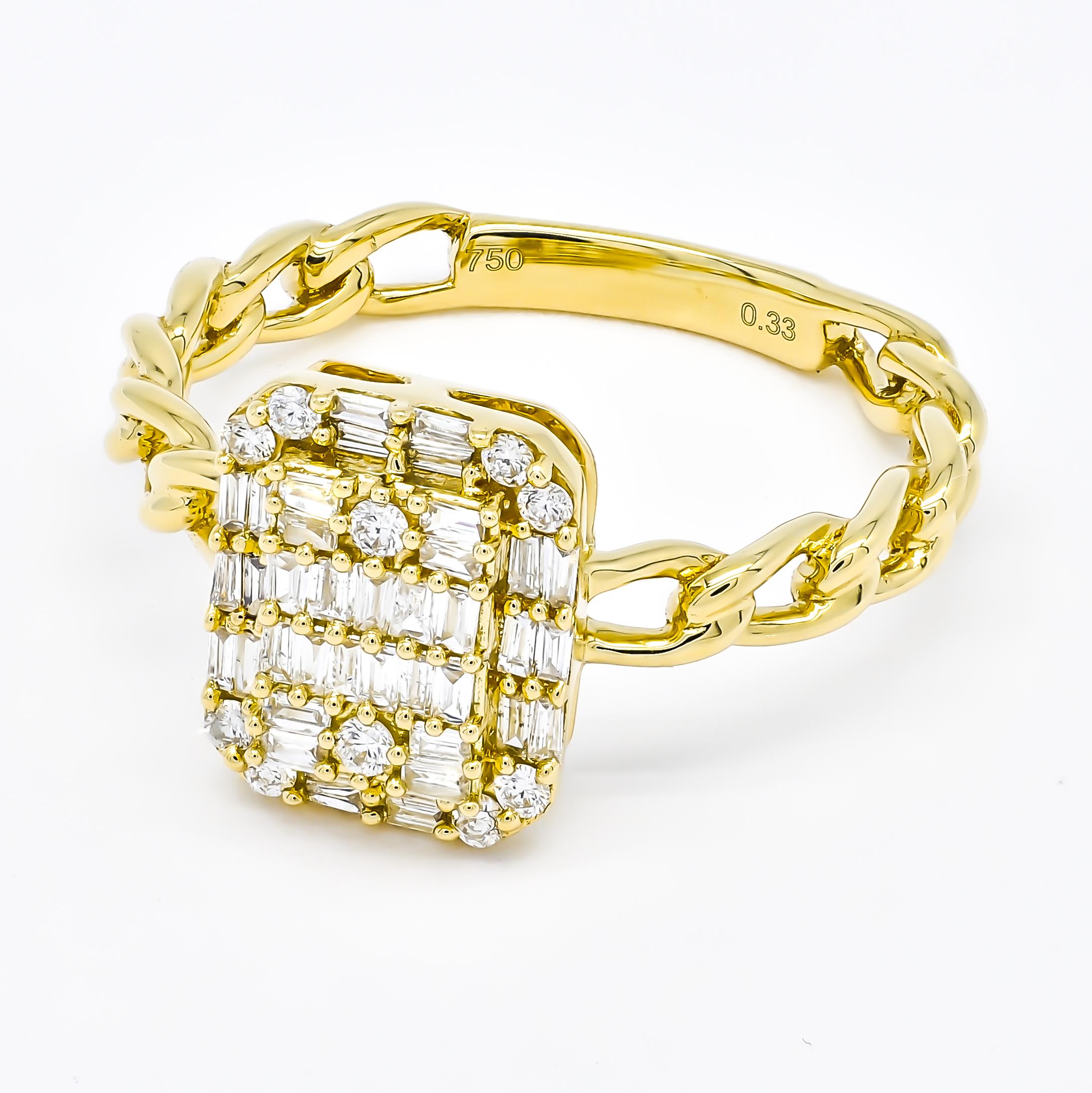 L'éblouissement et le drame se conjuguent dans cette superbe bague de fiançailles en forme de halo de diamants, réalisée avec expertise en luxueux or 18 carats. Cette bague exceptionnelle présente une grappe de diamants baguettes et ronds de 0,33