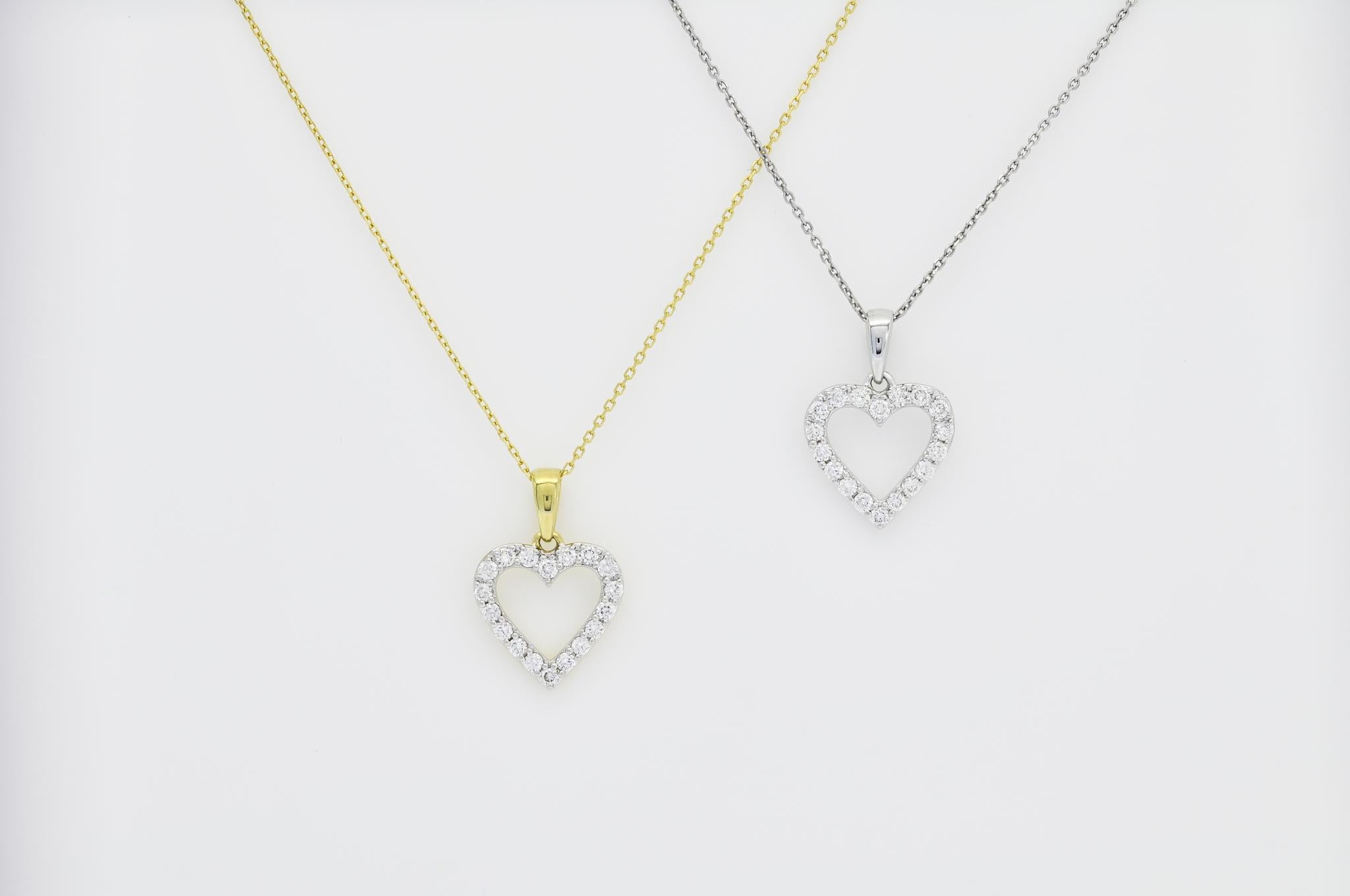 Voici notre exquis grand collier à pendentif en forme de cœur, un symbole d'amour et de dévotion délicatement conçu pour faire chavirer les cœurs. Ce superbe collier est orné d'un pendentif en forme de cœur, méticuleusement formé dans de l'or jaune