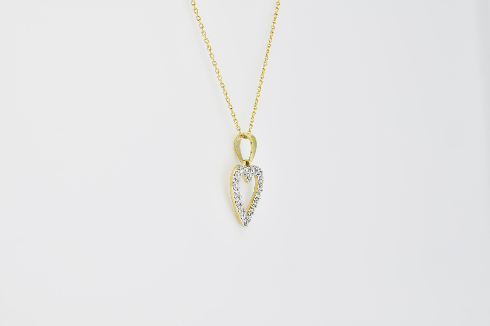 Natural Diamond 0.35 carats 18 Karat Yellow Gold  Heart Pendant Chain Necklace In New Condition For Sale In Antwerpen, BE