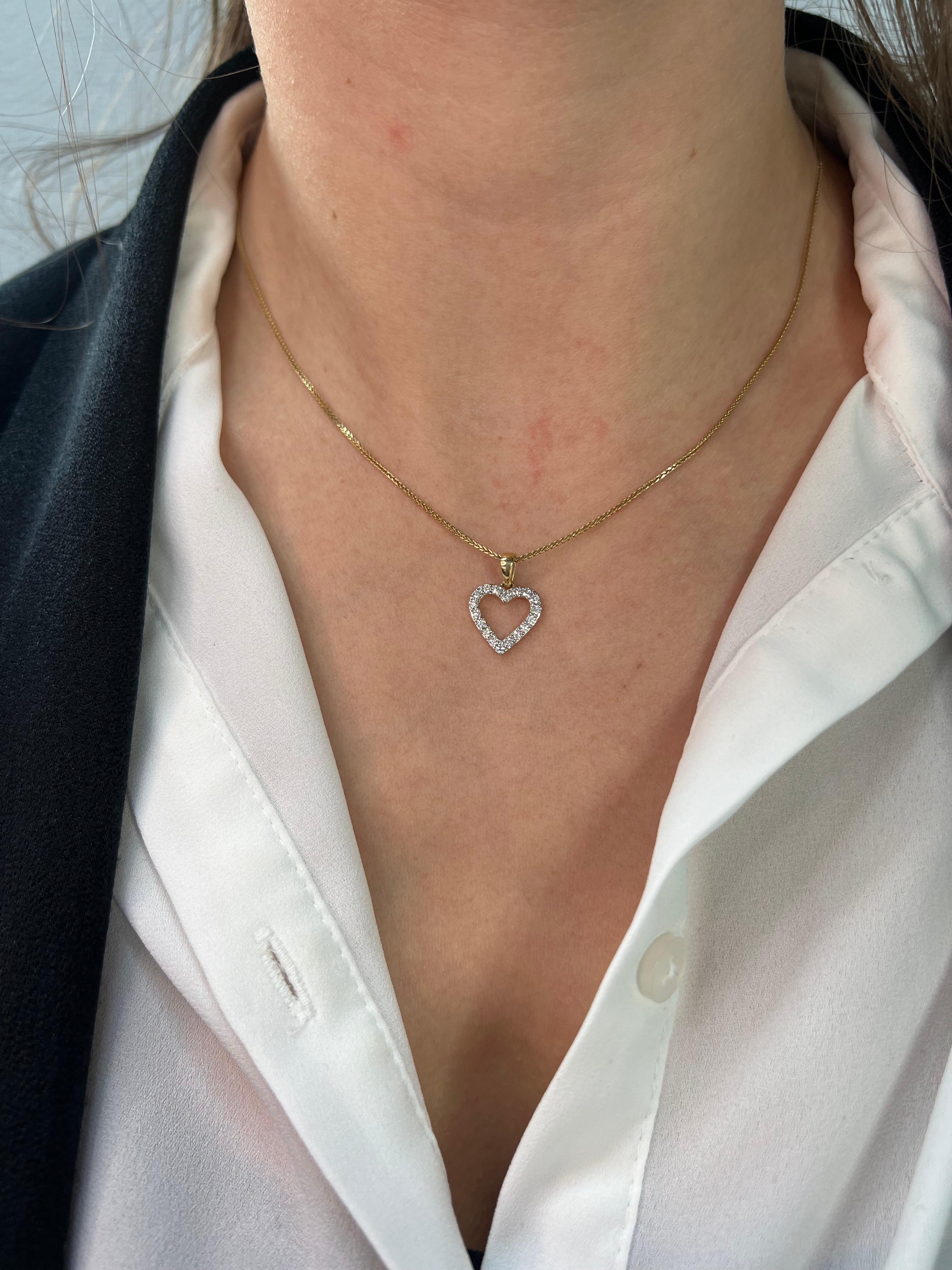 Women's Natural Diamond 0.35 carats 18 Karat Yellow Gold  Heart Pendant Chain Necklace For Sale
