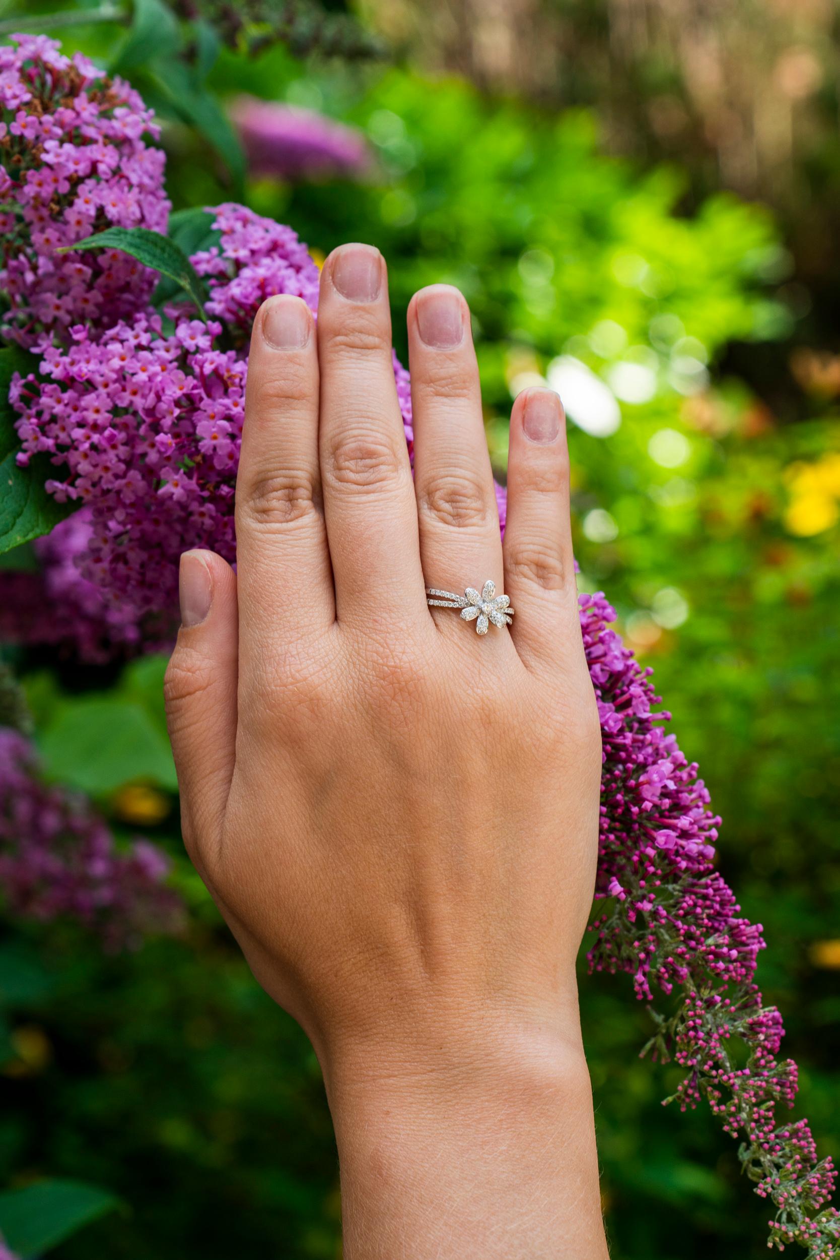 Bague grappe florale en or blanc 18 carats avec diamant naturel 0,37 carat en vente 5