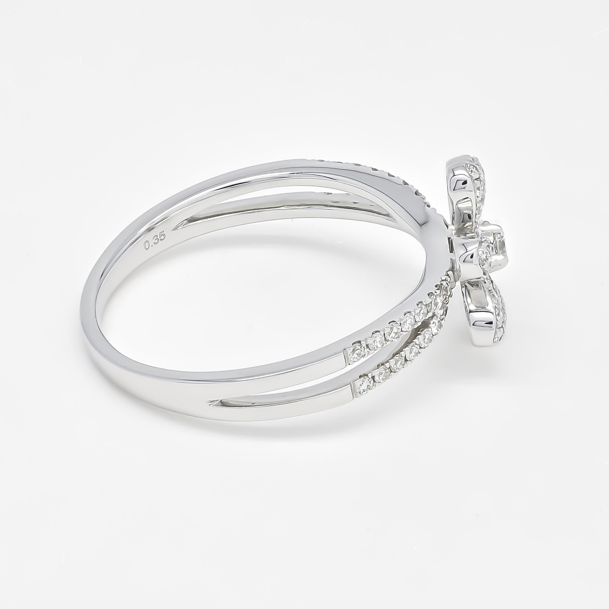 Célébrez l'arrivée du printemps et de l'été avec une magnifique bague de créateur à pétales de fleurs en or blanc et diamants naturels. Cette délicate bague en diamant est le cadeau idéal pour une jeune fille ou un être cher. 

La bague présente un