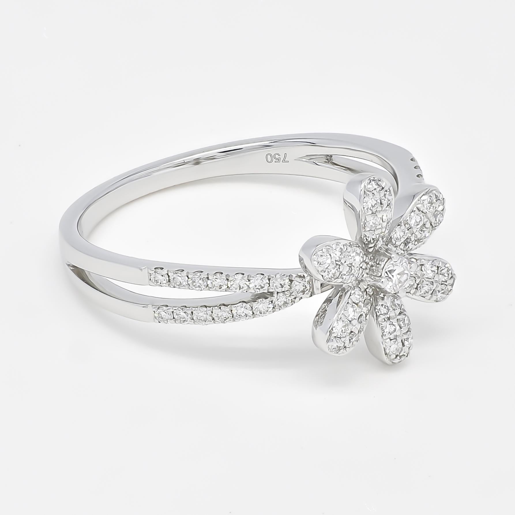 Artisan Bague grappe florale en or blanc 18 carats avec diamant naturel 0,37 carat en vente