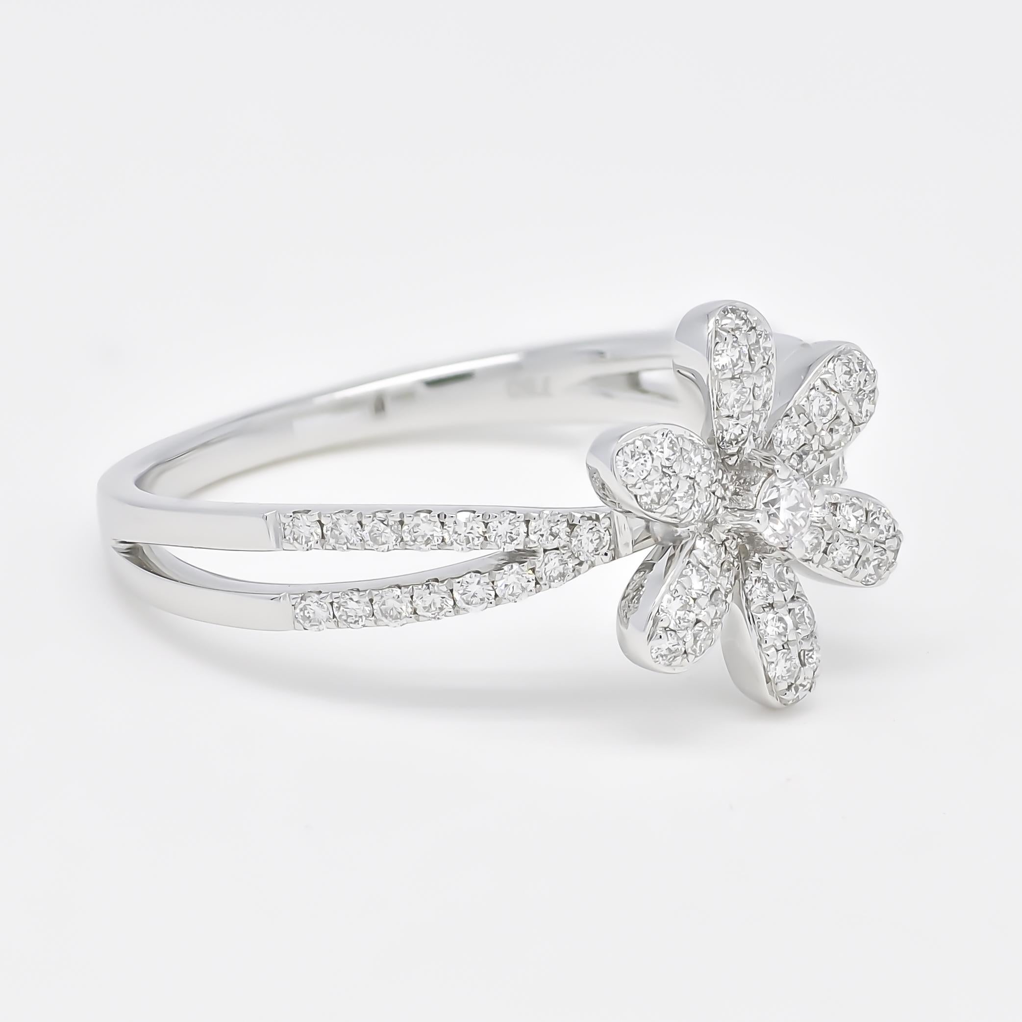 Taille ronde Bague grappe florale en or blanc 18 carats avec diamant naturel 0,37 carat en vente