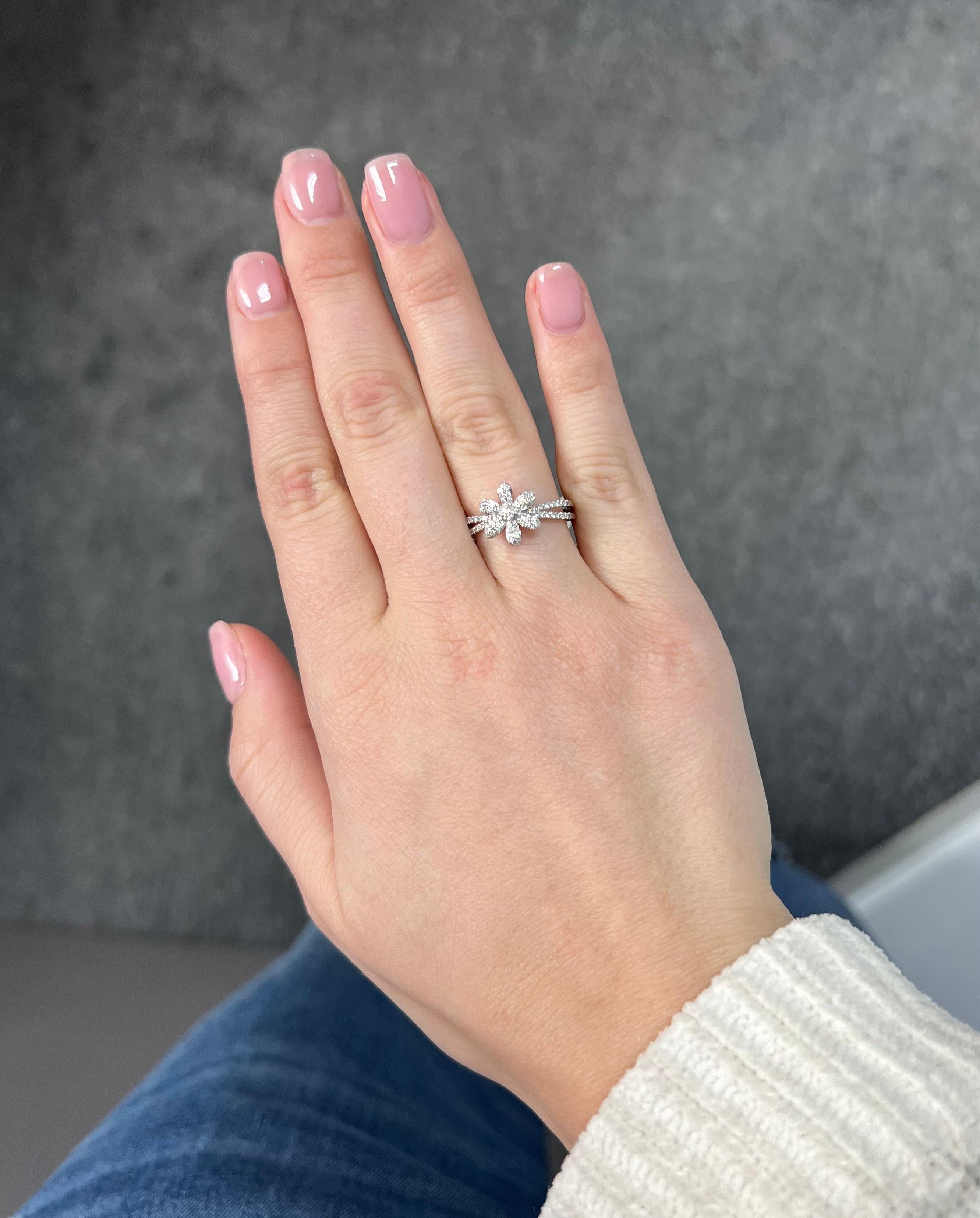 Bague grappe florale en or blanc 18 carats avec diamant naturel 0,37 carat en vente 1