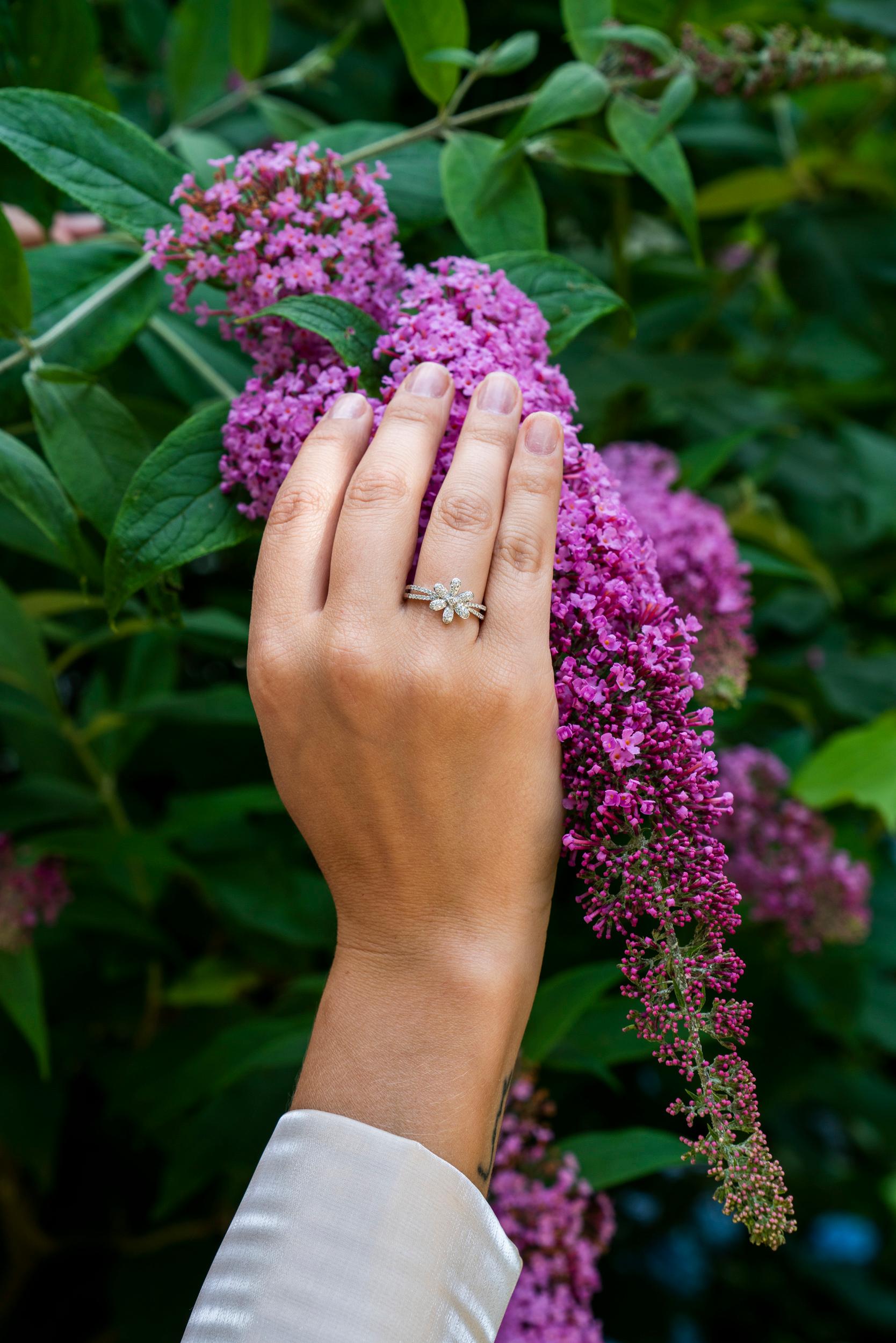Bague grappe florale en or blanc 18 carats avec diamant naturel 0,37 carat en vente 2