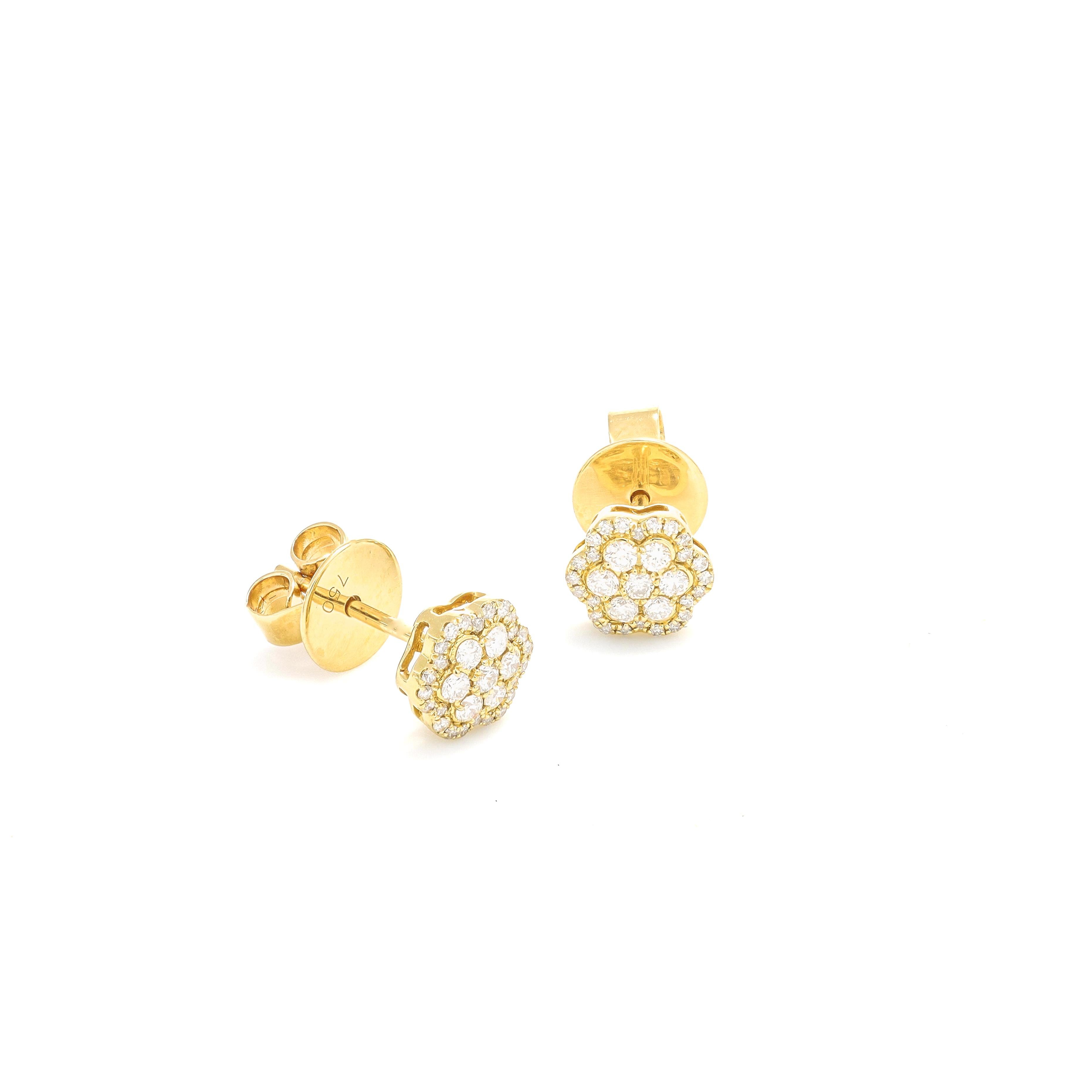 Transformez votre look grâce à la beauté spectaculaire de ces boucles d'oreilles en or jaune 18KT, composées de diamants de forme ronde. Ces boucles d'oreilles présentent un superbe design de fleur en grappe, où chaque pétale est représenté par des
