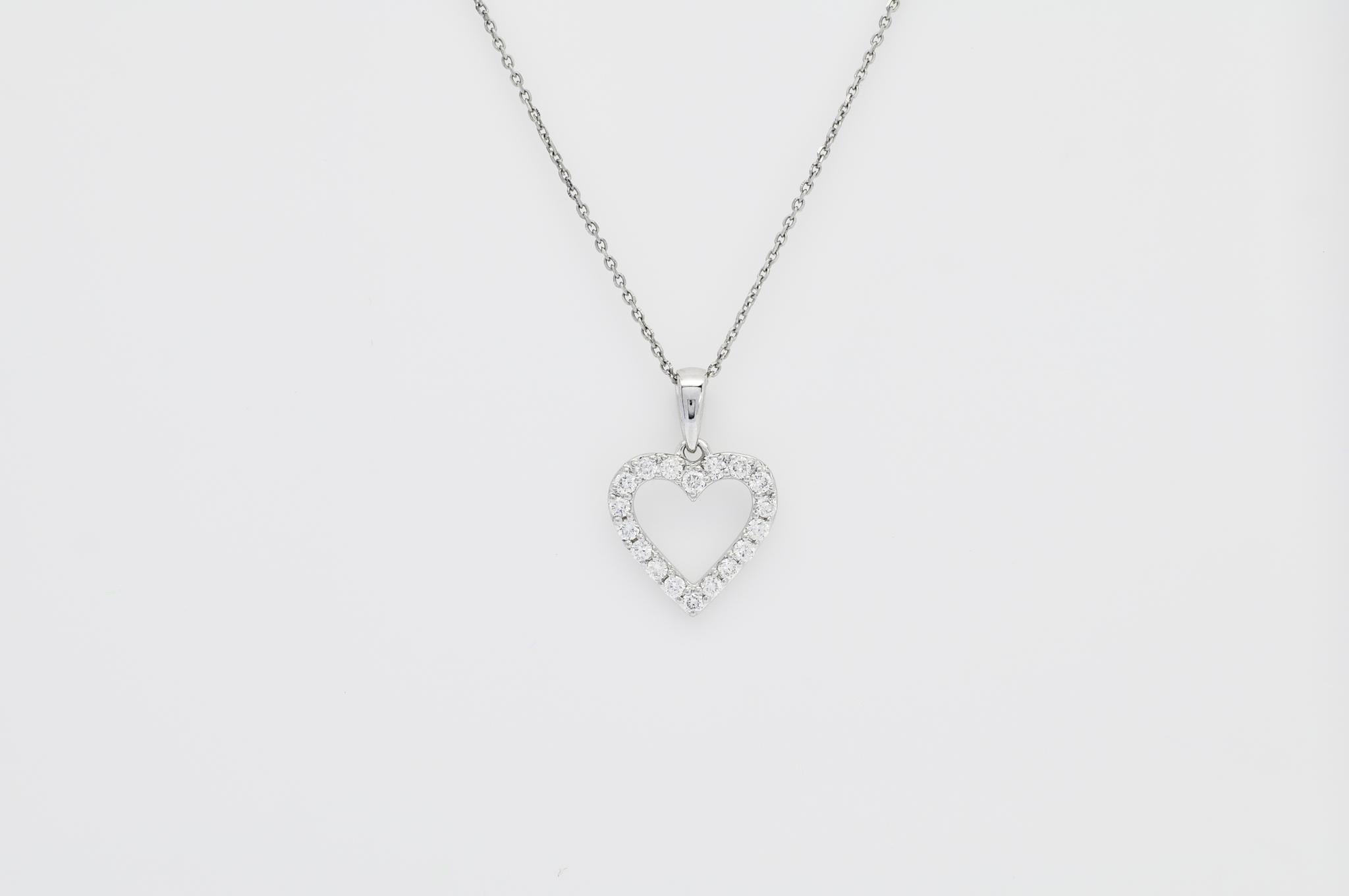 Moderne Diamant naturel 0,35 carat en or blanc 18 carats  Collier à chaîne avec pendentif en forme de coeur en vente