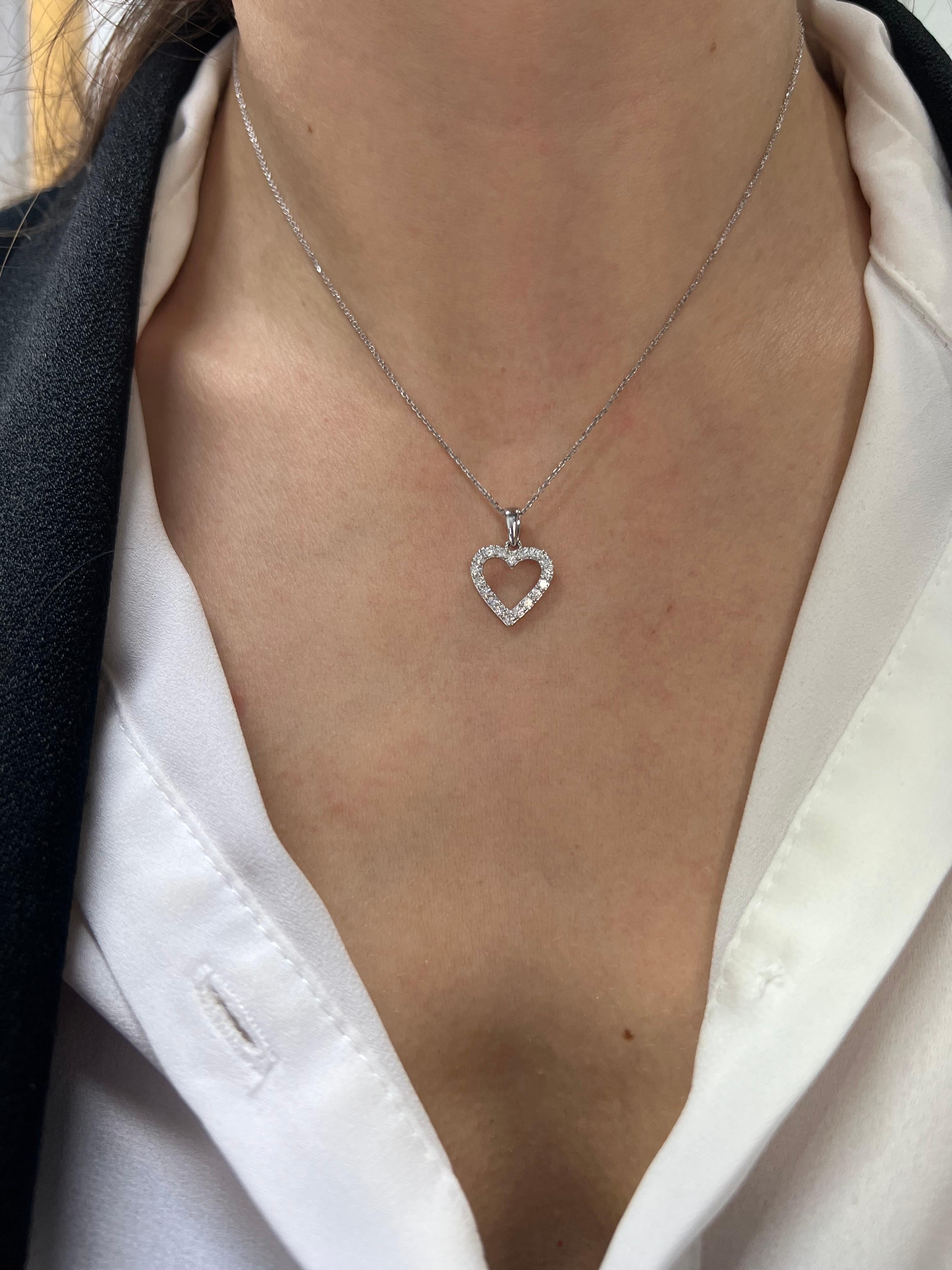 Natural Diamond 0.35 cts 18 Karat White Gold  Heart Pendant Chain Necklace In New Condition For Sale In Antwerpen, BE
