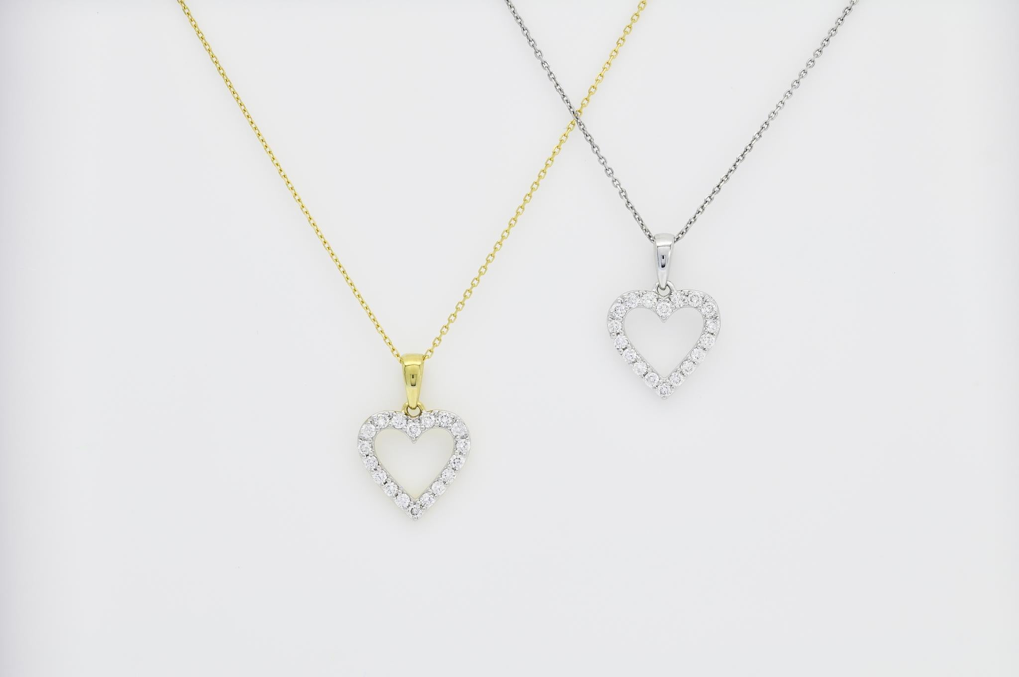Women's Natural Diamond 0.35 cts 18 Karat White Gold  Heart Pendant Chain Necklace For Sale