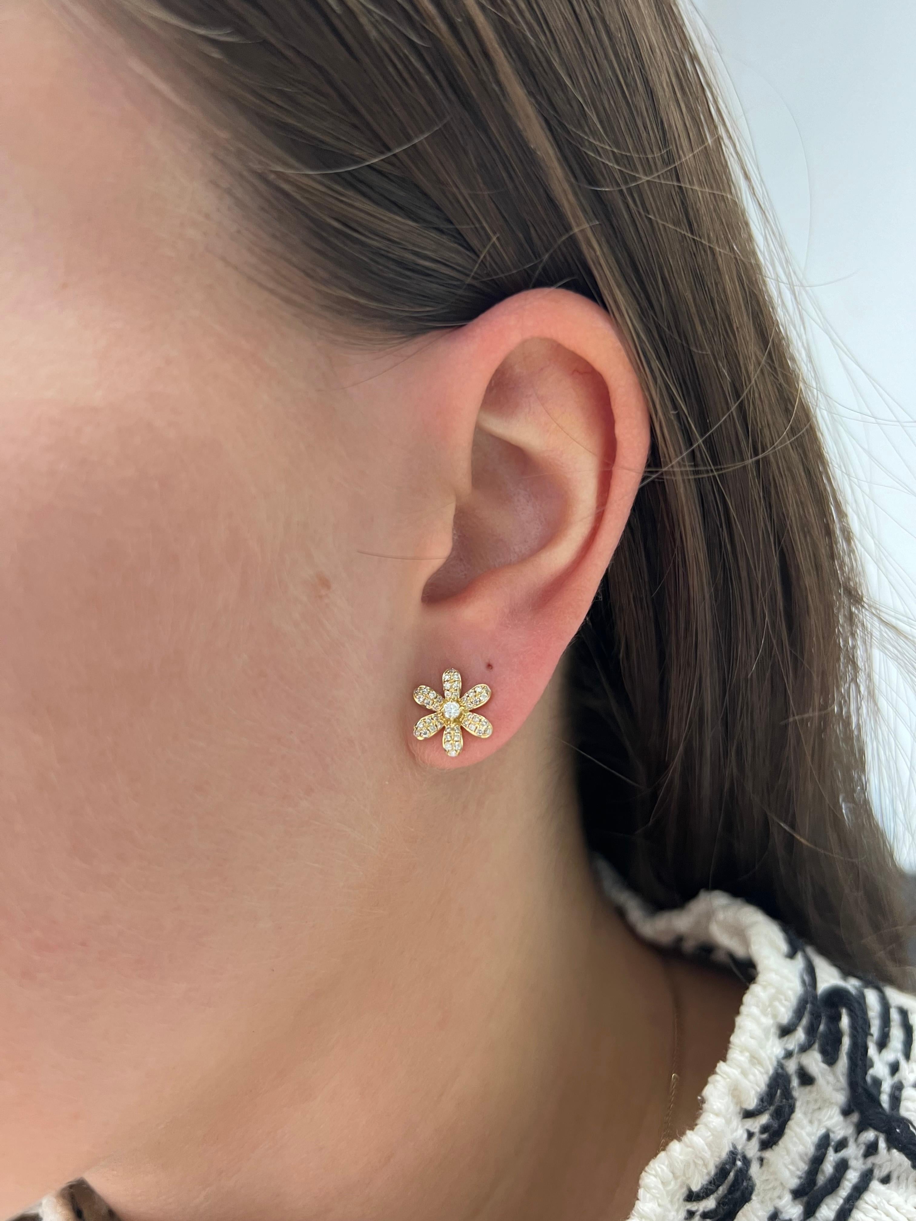 Clous d'oreilles fleur en or jaune 18 carats avec diamants naturels 0,36 carat en vente 4