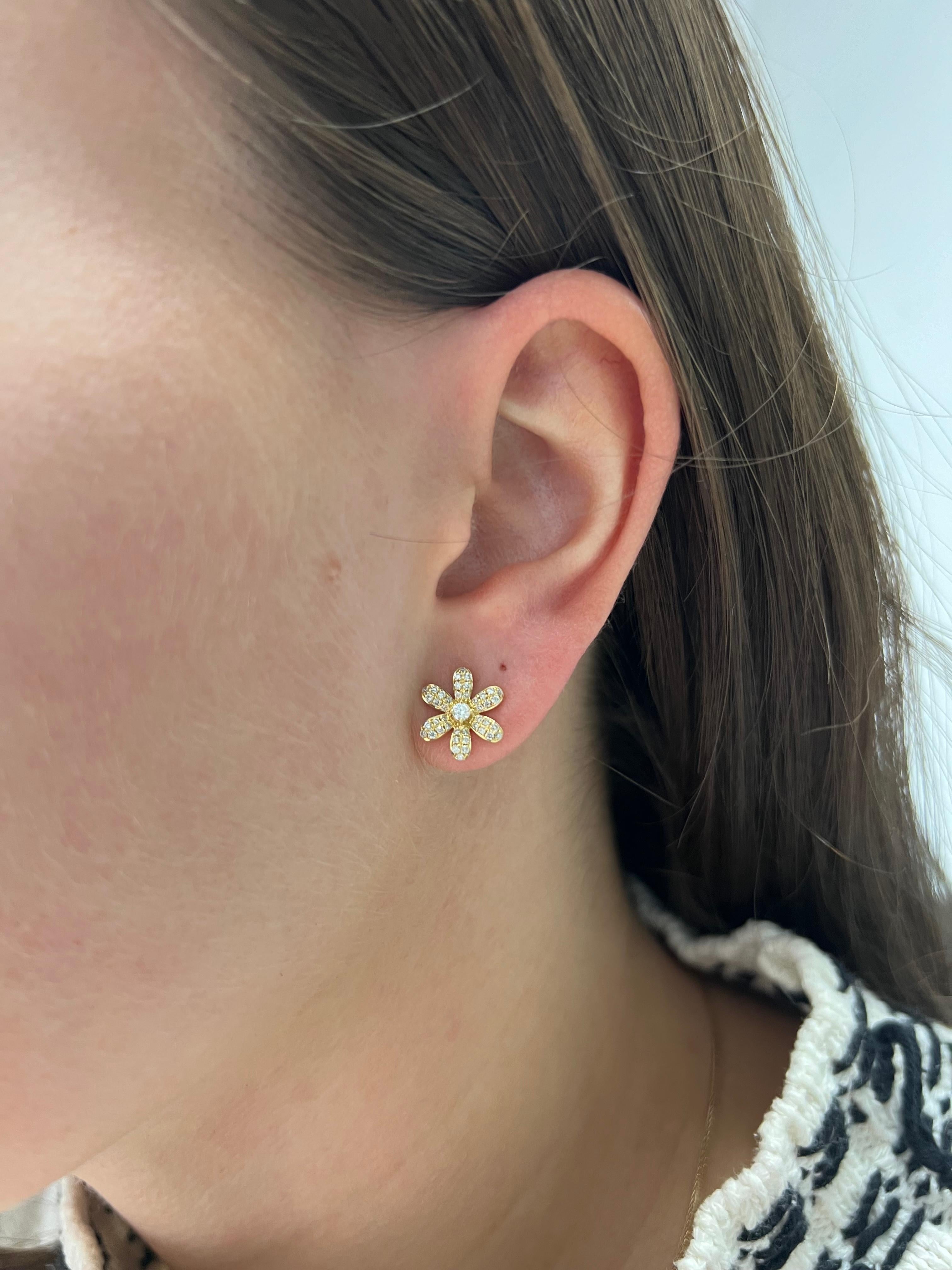 Clous d'oreilles fleur en or jaune 18 carats avec diamants naturels 0,36 carat en vente 8