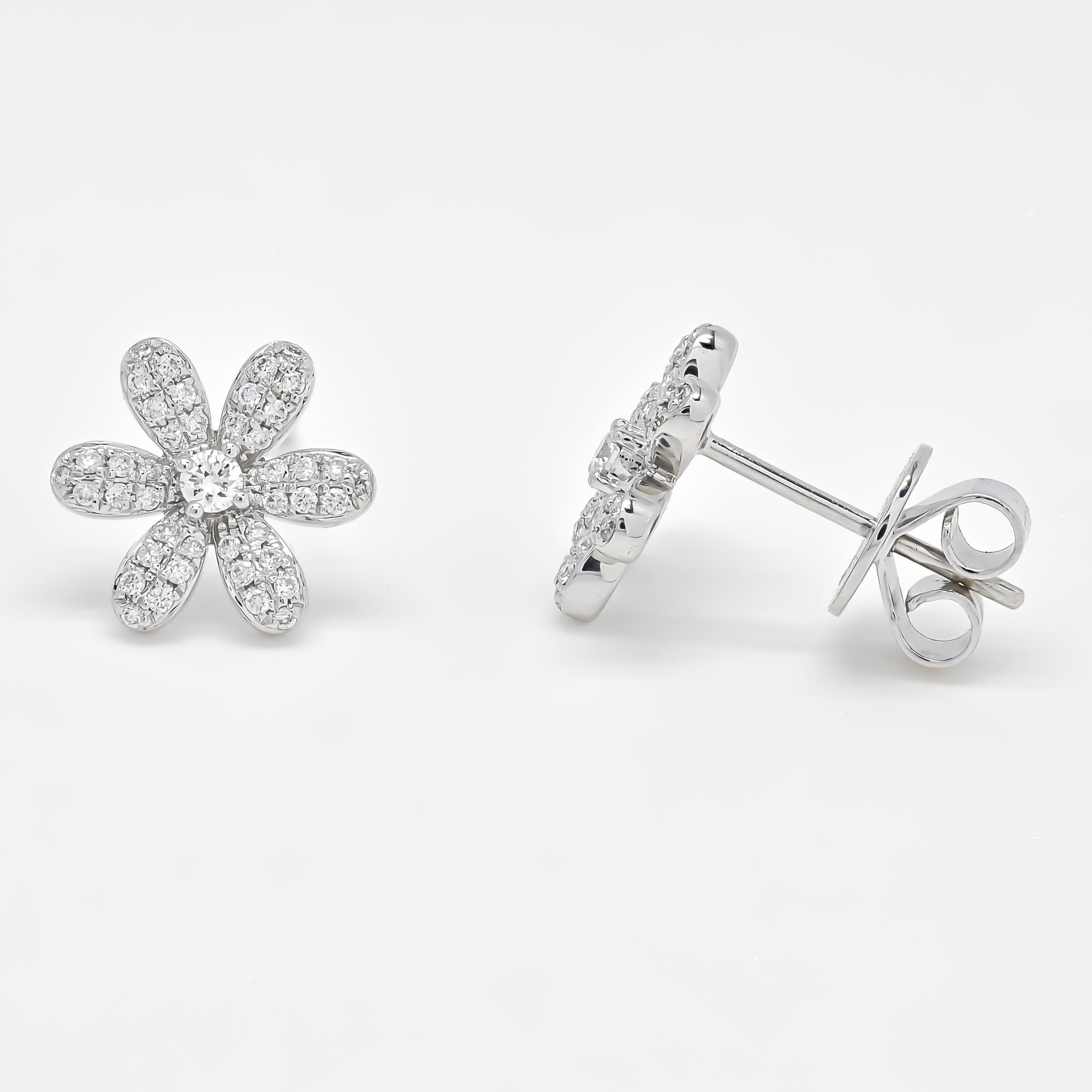 Taille ronde Clous d'oreilles fleur en or jaune 18 carats avec diamants naturels 0,36 carat en vente