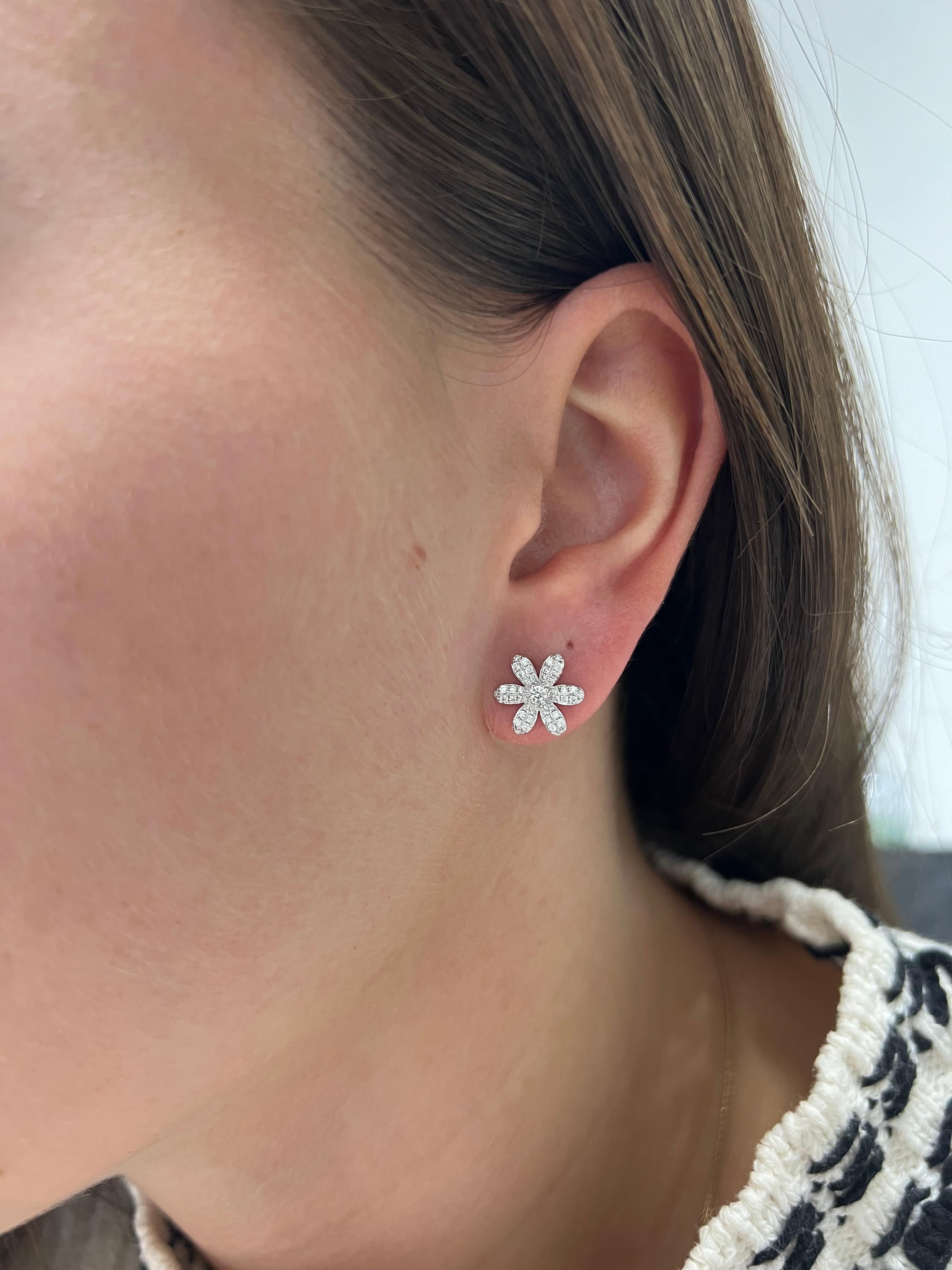 Clous d'oreilles fleur en or jaune 18 carats avec diamants naturels 0,36 carat en vente 2