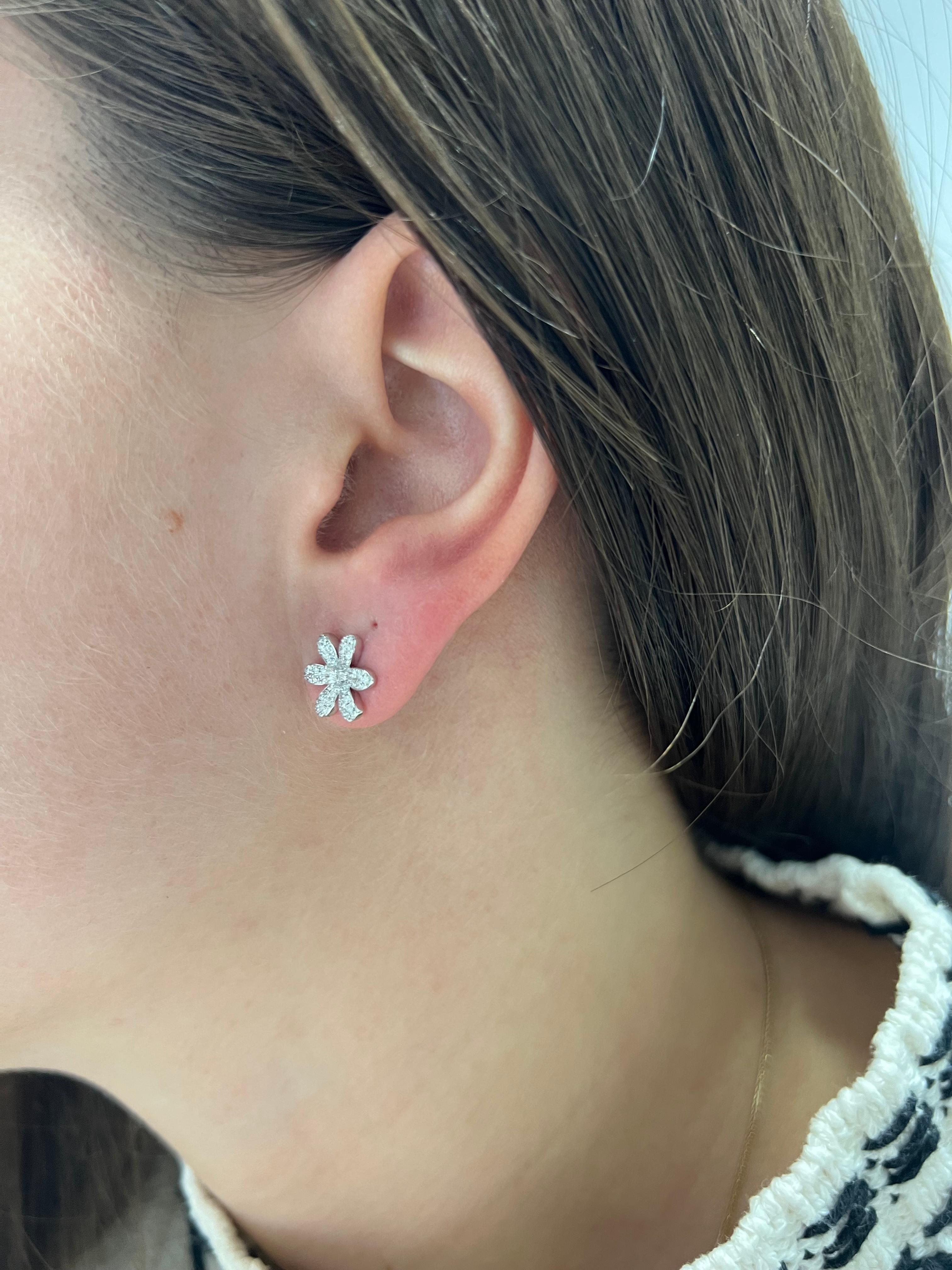 Clous d'oreilles fleur en or jaune 18 carats avec diamants naturels 0,36 carat en vente 3