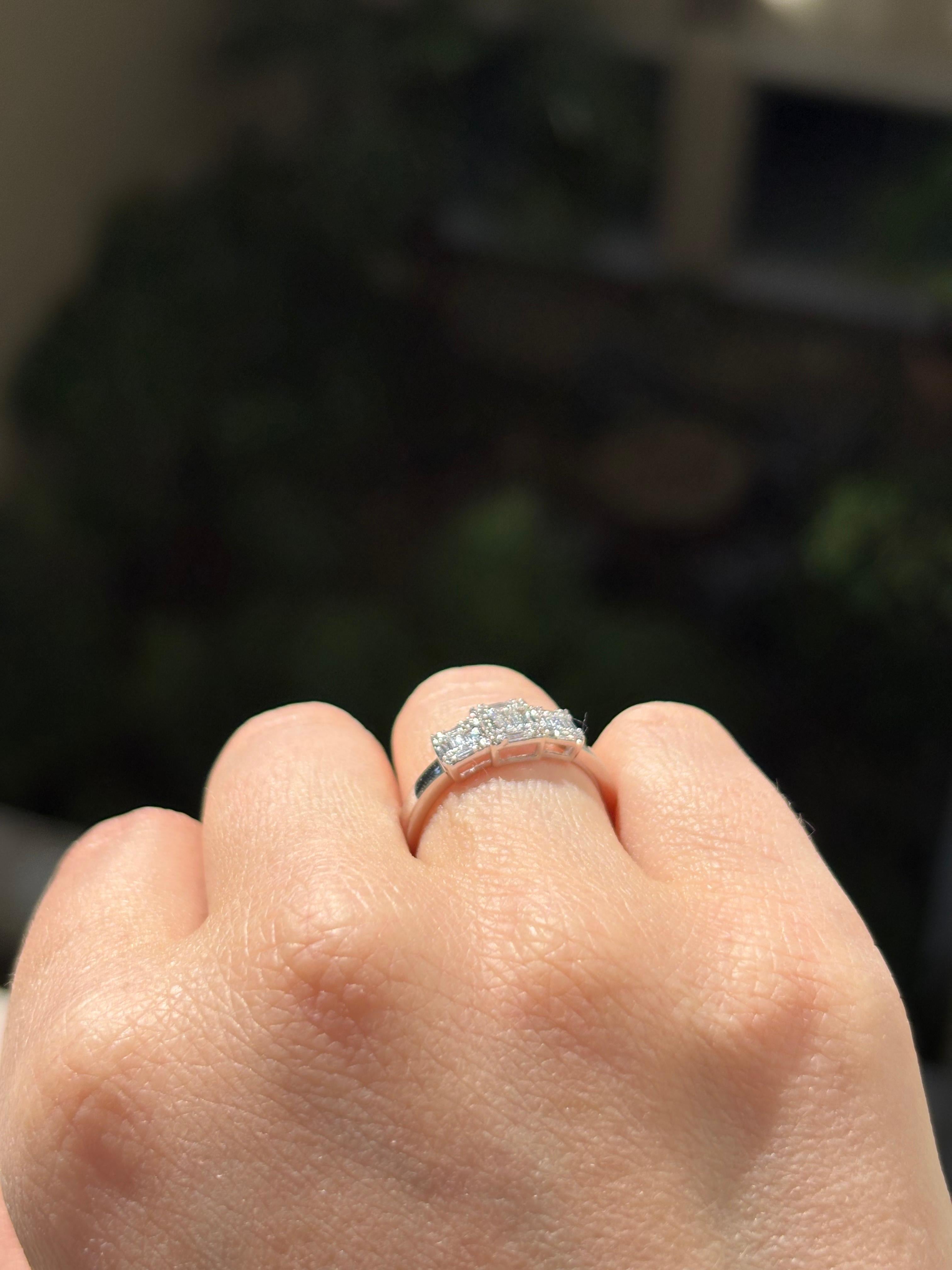 Natürlicher Diamant 0,36 Karat 18KT Weißgold Trio Cluster Jahrestag-Ring mit Diamanten im Angebot 4