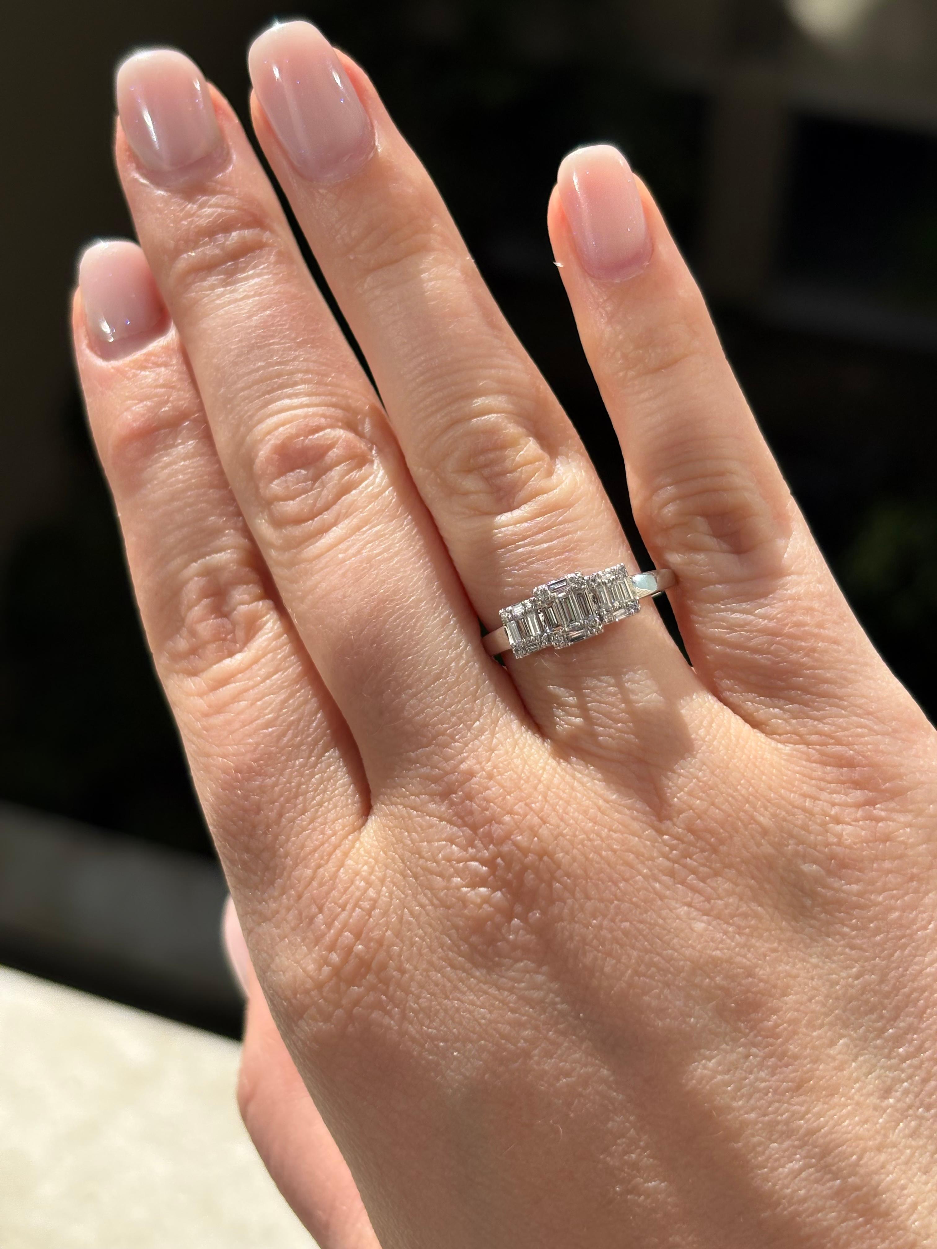 Natürlicher Diamant 0,36 Karat 18KT Weißgold Trio Cluster Jahrestag-Ring mit Diamanten im Angebot 5