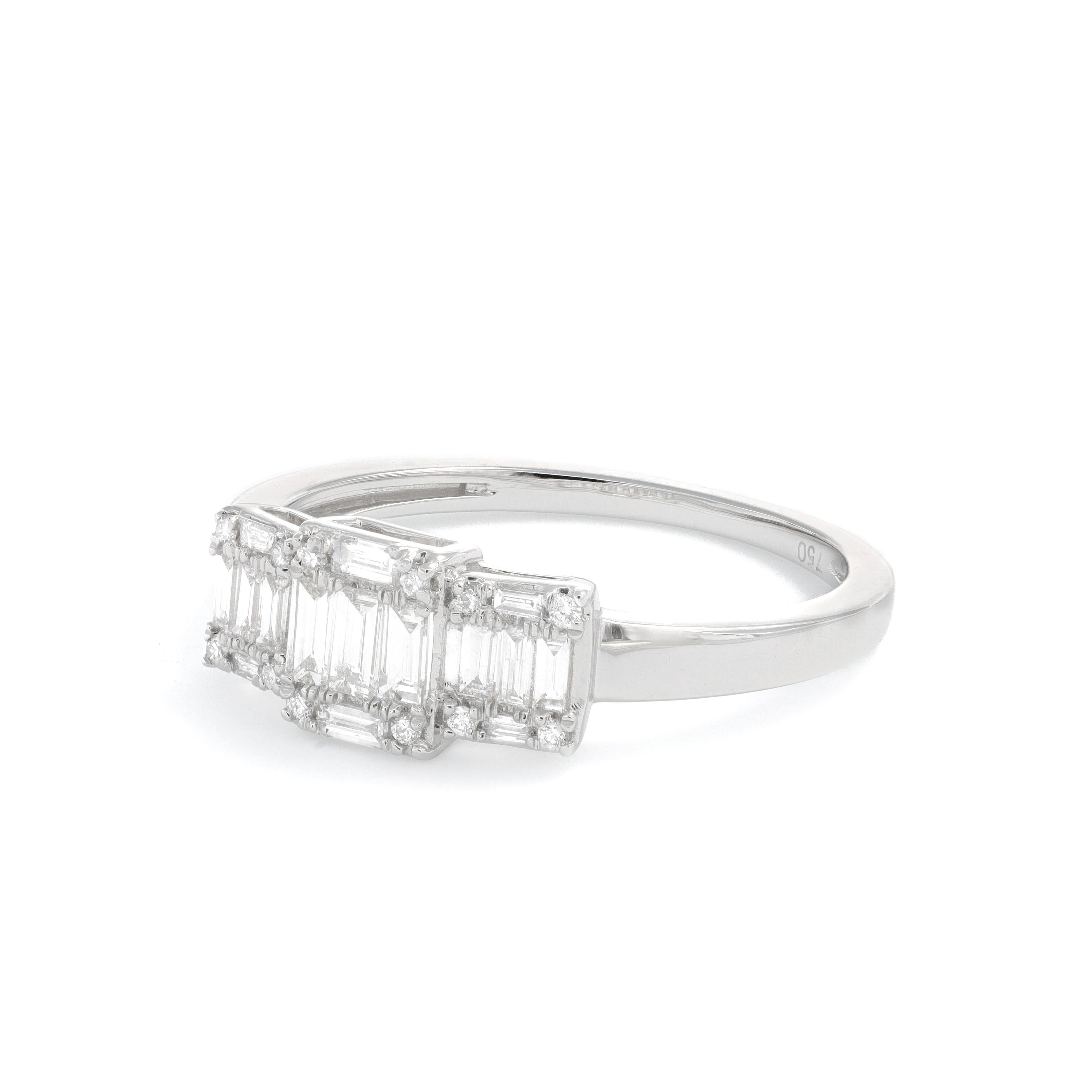 Ein Trio von Baguette-Clustern wird bei diesem atemberaubenden Diamant-Verlobungsring in schimmerndem Weißgold von einer wunderschönen Fassung umrahmt. 

Dieser exklusive 18 KT Baguette- und runde Diamantring mit 3 Clustern ist das ultimative