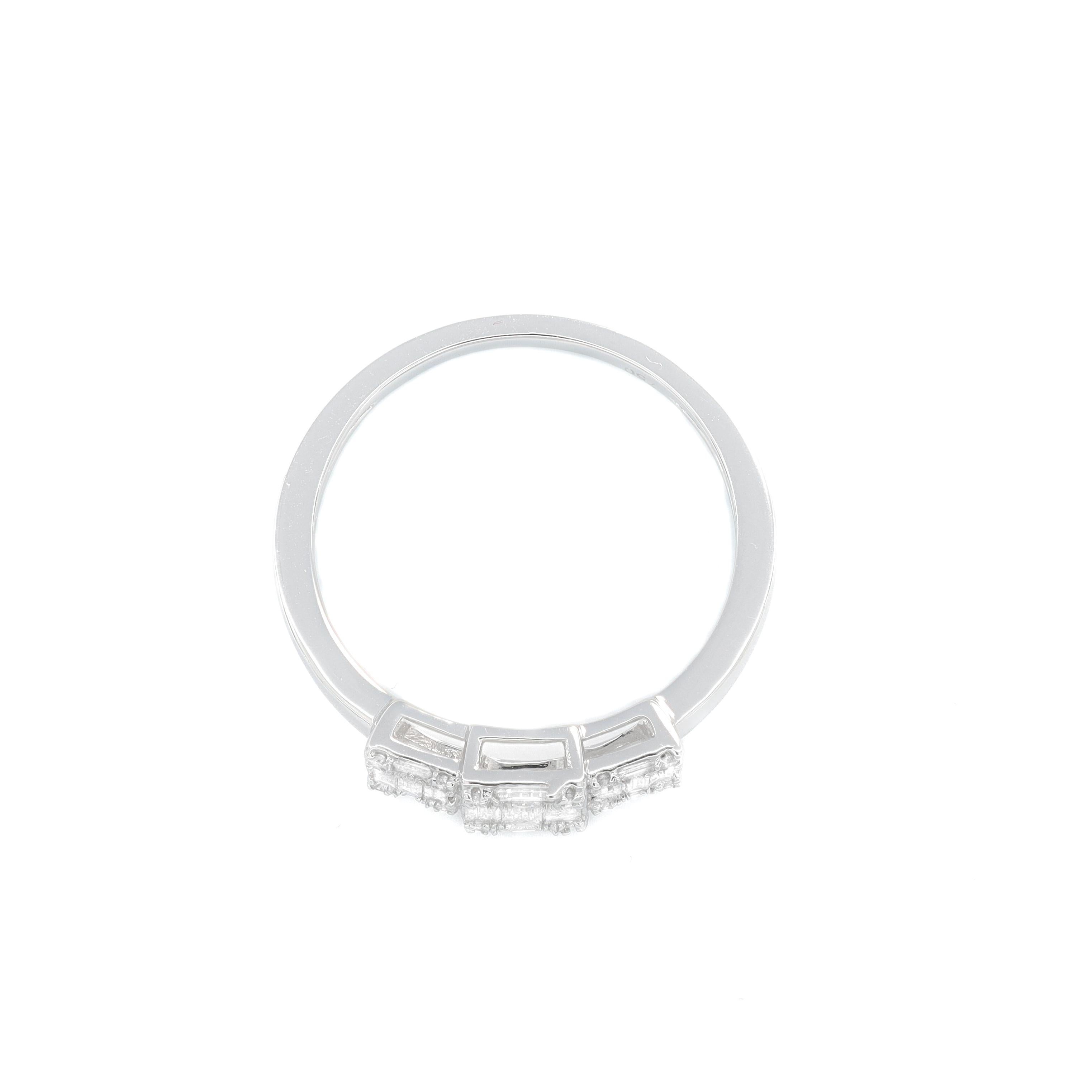 Natürlicher Diamant 0,36 Karat 18KT Weißgold Trio Cluster Jahrestag-Ring mit Diamanten (Baguetteschliff) im Angebot