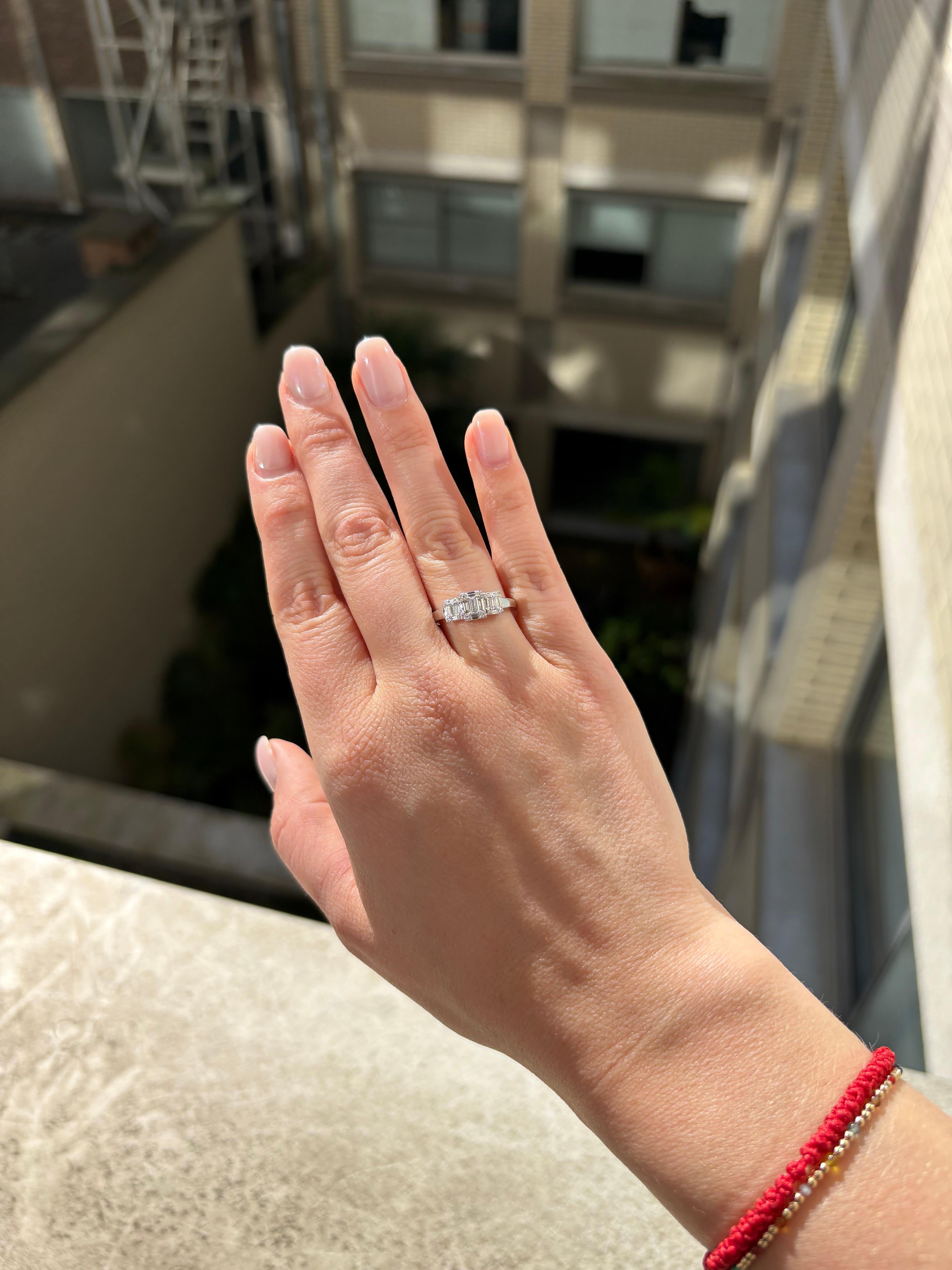 Natürlicher Diamant 0,36 Karat 18KT Weißgold Trio Cluster Jahrestag-Ring mit Diamanten im Zustand „Neu“ im Angebot in Antwerpen, BE
