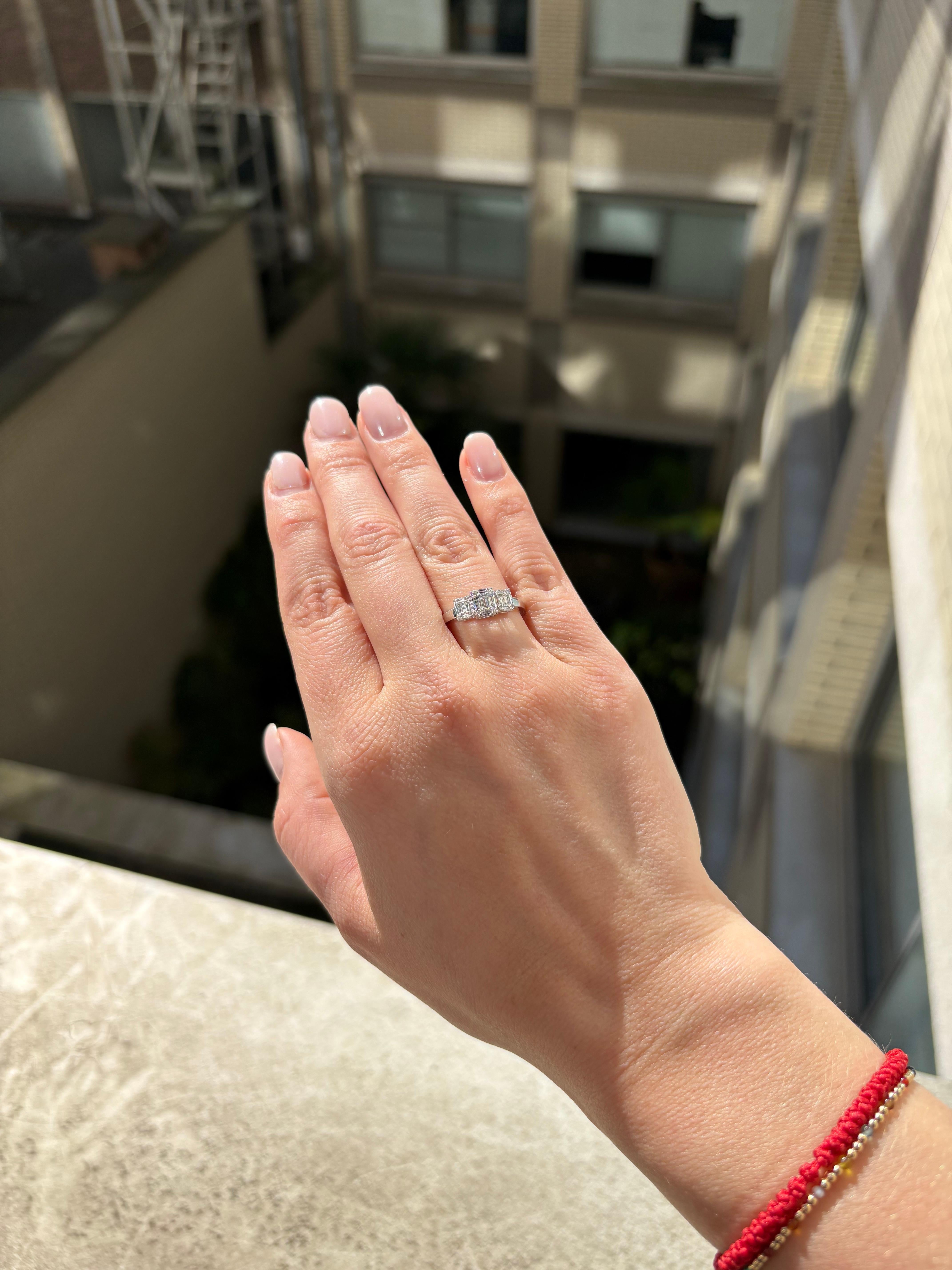 Natürlicher Diamant 0,36 Karat 18KT Weißgold Trio Cluster Jahrestag-Ring mit Diamanten im Angebot 1